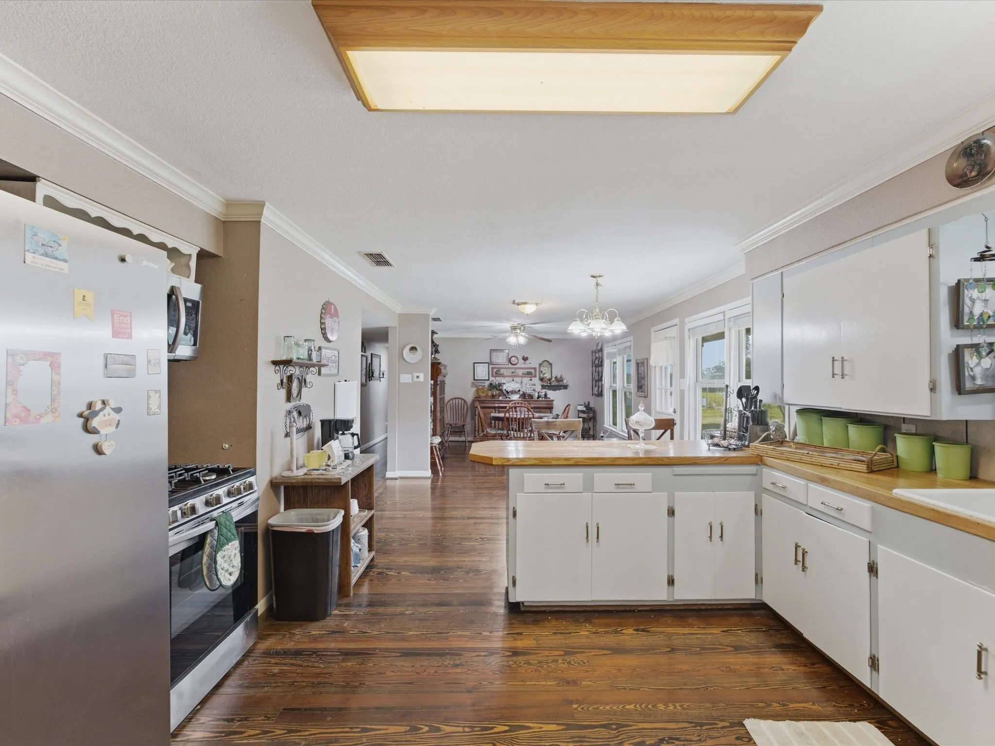 Single Family Residence For Sale in Ellis County , 301 Ovilla Road, Waxahachie, Texas 75167, 3 Bedroom, 2 Bathroom, Garage spaces, 2,536 Sqft, built in 1960, mls#21314545, Real Estate Agent in Waxahachie, Homes For Sale in Ellis county, Homes For Sale in Waxahachie, Realtor in Waxahachie Texas, Real Estate Brokerage Independent Realty Texas, Luminita Cordes Realtor