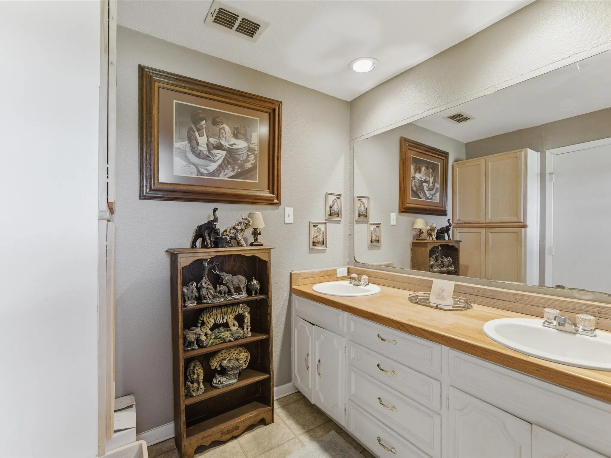 Single Family Residence For Sale in Ellis County , 301 Ovilla Road, Waxahachie, Texas 75167, 3 Bedroom, 2 Bathroom, Garage spaces, 2,536 Sqft, built in 1960, mls#21314545, Real Estate Agent in Waxahachie, Homes For Sale in Ellis county, Homes For Sale in Waxahachie, Realtor in Waxahachie Texas, Real Estate Brokerage Independent Realty Texas, Luminita Cordes Realtor