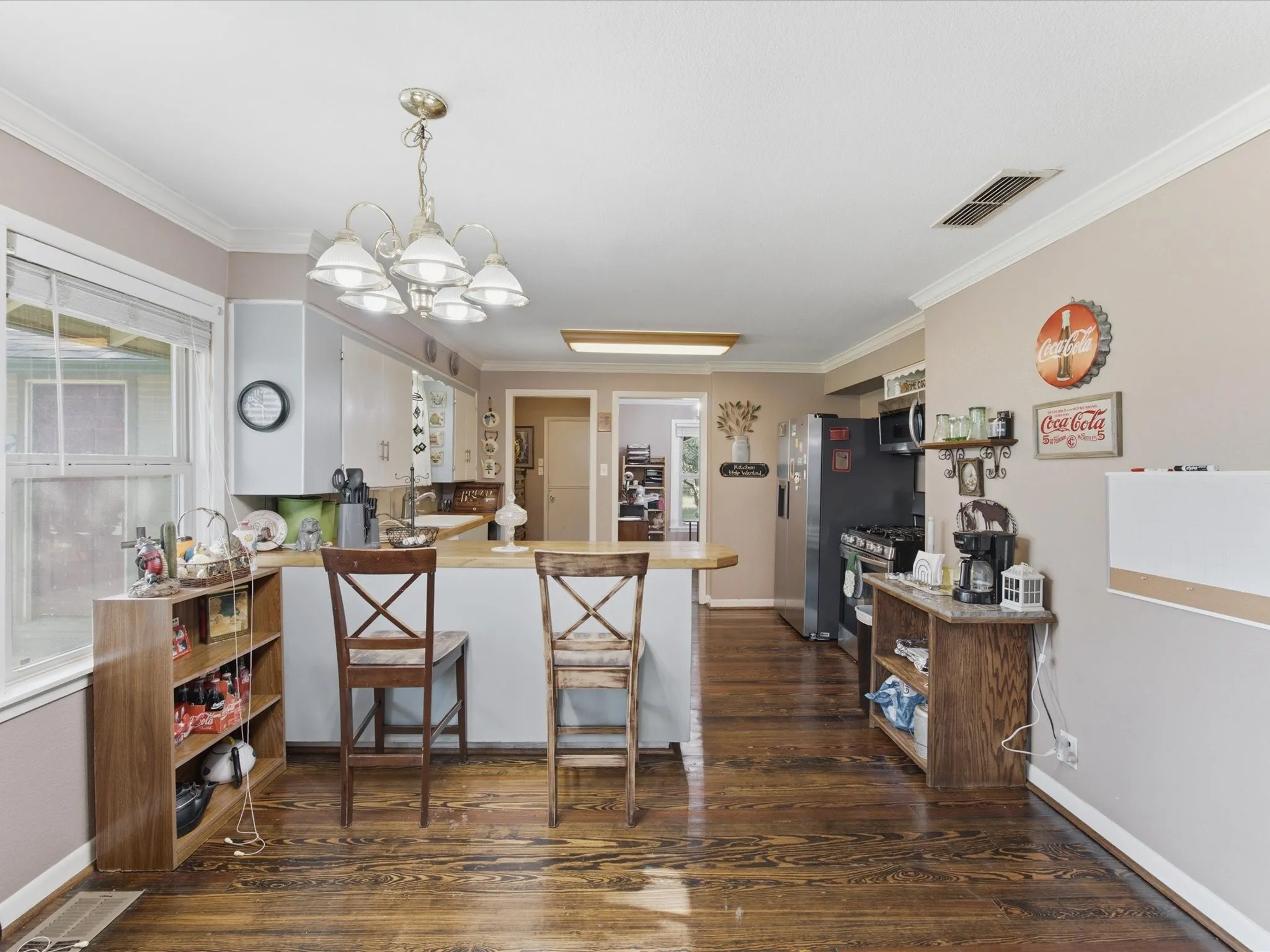 Single Family Residence For Sale in Ellis County , 301 Ovilla Road, Waxahachie, Texas 75167, 3 Bedroom, 2 Bathroom, Garage spaces, 2,536 Sqft, built in 1960, mls#21314545, Real Estate Agent in Waxahachie, Homes For Sale in Ellis county, Homes For Sale in Waxahachie, Realtor in Waxahachie Texas, Real Estate Brokerage Independent Realty Texas, Luminita Cordes Realtor