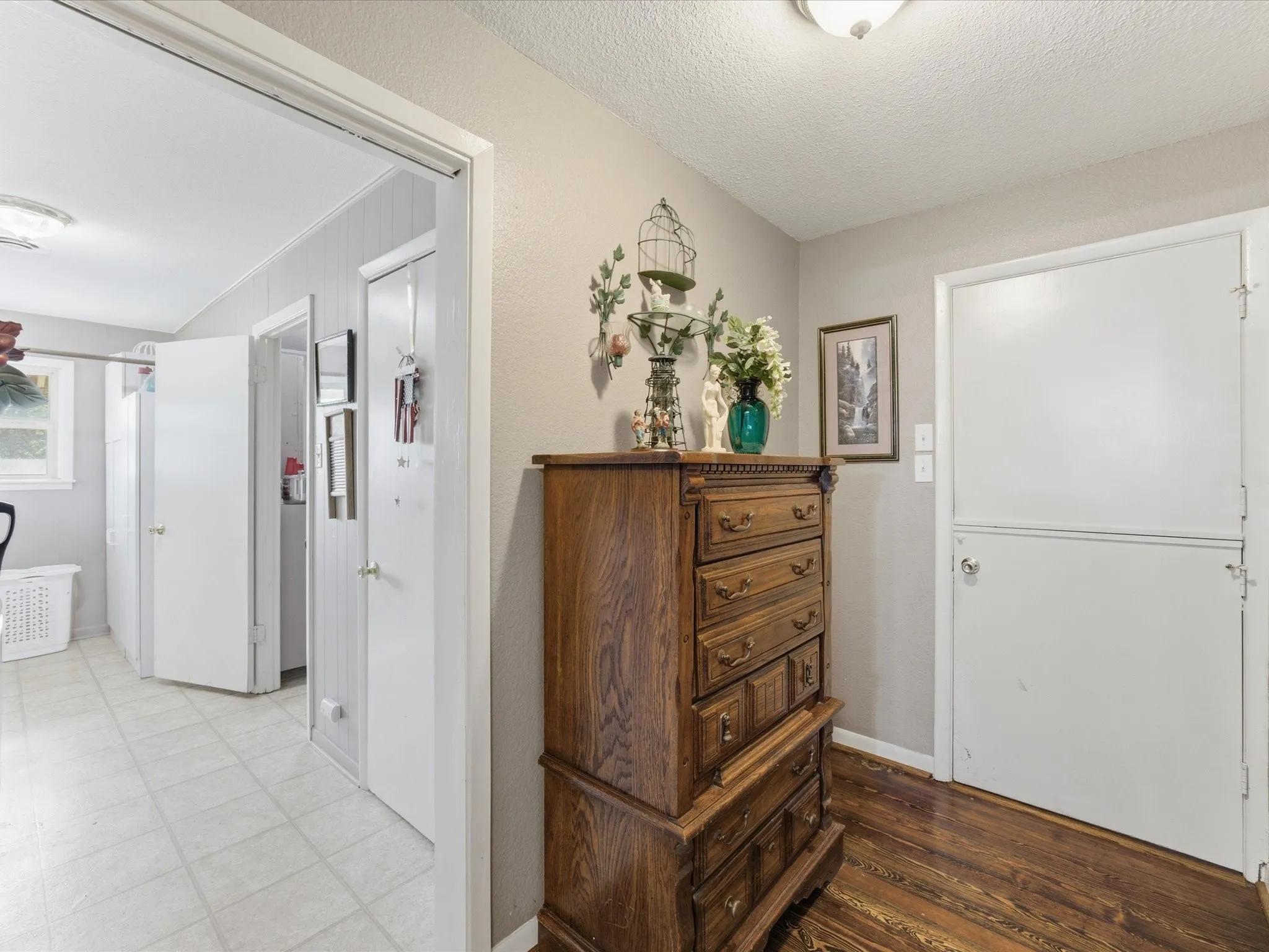 Single Family Residence For Sale in Ellis County , 301 Ovilla Road, Waxahachie, Texas 75167, 3 Bedroom, 2 Bathroom, Garage spaces, 2,536 Sqft, built in 1960, mls#21314545, Real Estate Agent in Waxahachie, Homes For Sale in Ellis county, Homes For Sale in Waxahachie, Realtor in Waxahachie Texas, Real Estate Brokerage Independent Realty Texas, Luminita Cordes Realtor