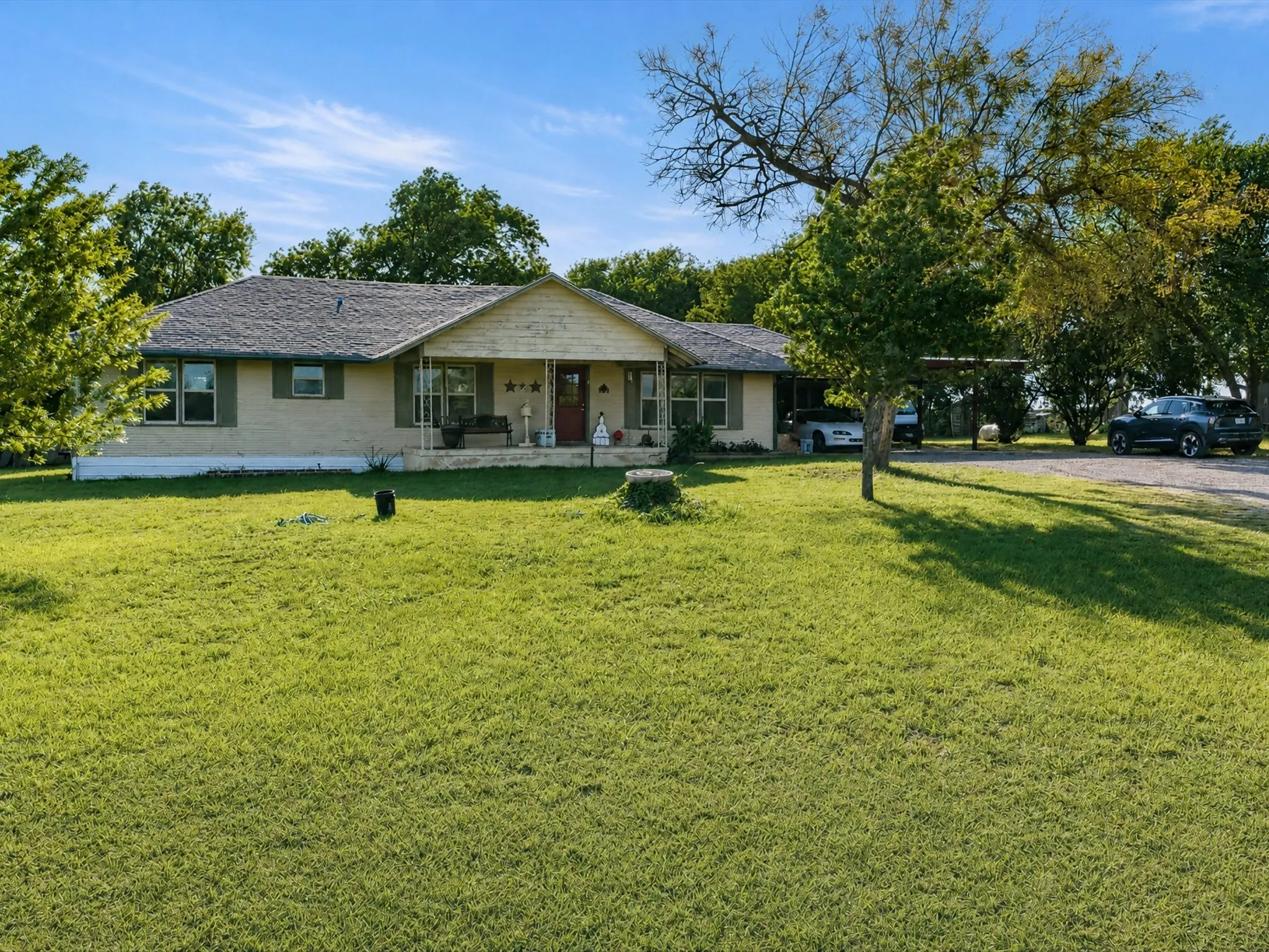 Single Family Residence For Sale in Ellis County , 301 Ovilla Road, Waxahachie, Texas 75167, 3 Bedroom, 2 Bathroom, Garage spaces, 2,536 Sqft, built in 1960, mls#21314545, Real Estate Agent in Waxahachie, Homes For Sale in Ellis county, Homes For Sale in Waxahachie, Realtor in Waxahachie Texas, Real Estate Brokerage Independent Realty Texas, Luminita Cordes Realtor
