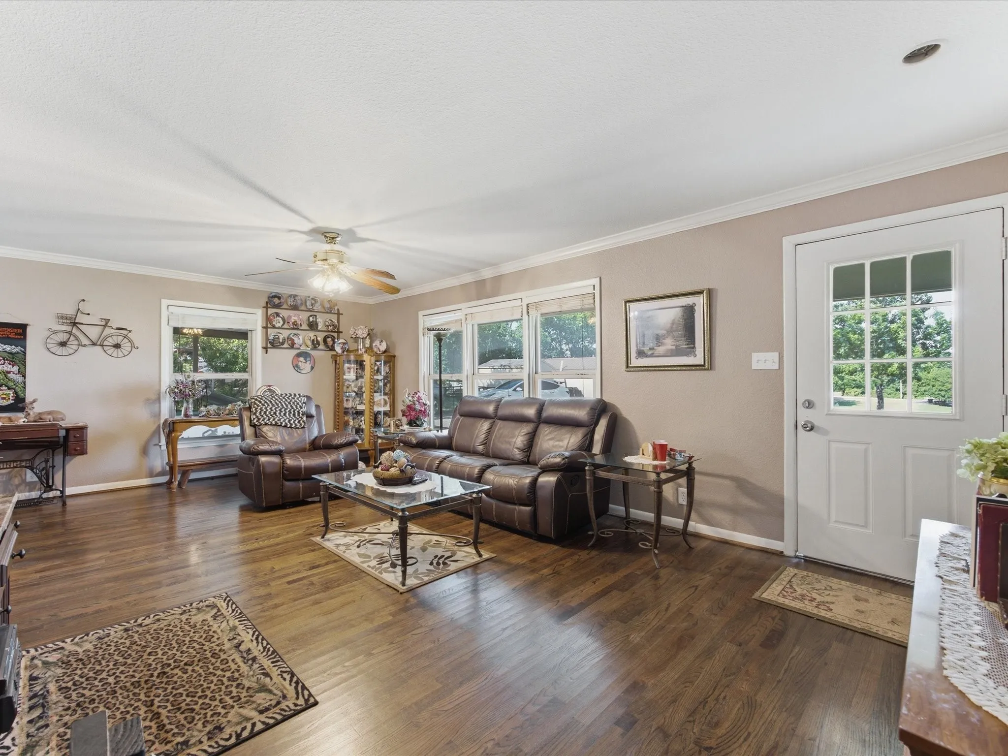 Single Family Residence For Sale in Ellis County , 301 Ovilla Road, Waxahachie, Texas 75167, 3 Bedroom, 2 Bathroom, Garage spaces, 2,536 Sqft, built in 1960, mls#21314545, Real Estate Agent in Waxahachie, Homes For Sale in Ellis county, Homes For Sale in Waxahachie, Realtor in Waxahachie Texas, Real Estate Brokerage Independent Realty Texas, Luminita Cordes Realtor