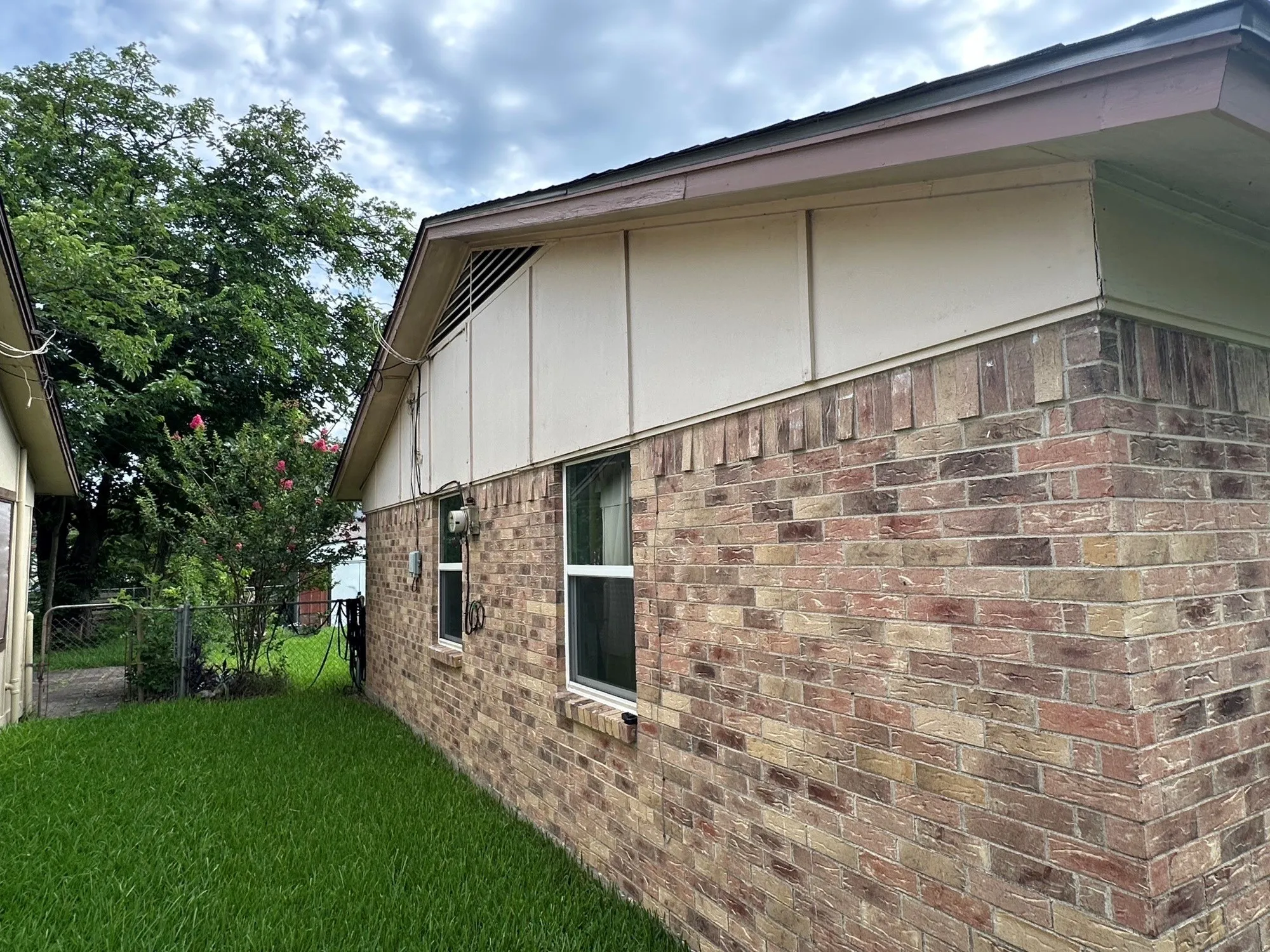Single Family Residence For Sale in Dallas County , 1110 Barclay Drive, Mesquite, Texas 75149, 3 Bedroom, 2 Bathroom, 1 Garage spaces, 1,250 Sqft, built in 1965, mls#21311837, Real Estate Agent in Mesquite, Homes For Sale in Dallas county, Homes For Sale in Mesquite, Realtor in Mesquite Texas, Real Estate Brokerage Independent Realty Texas, Luminita Cordes Realtor