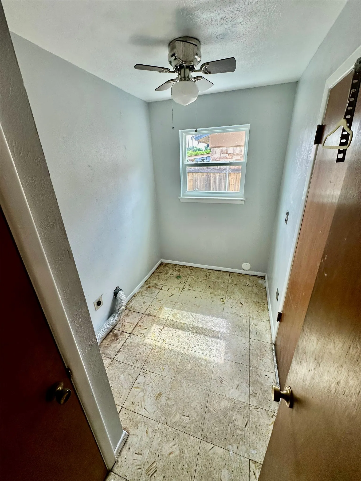 Single Family Residence For Sale in Dallas County , 1110 Barclay Drive, Mesquite, Texas 75149, 3 Bedroom, 2 Bathroom, 1 Garage spaces, 1,250 Sqft, built in 1965, mls#21311837, Real Estate Agent in Mesquite, Homes For Sale in Dallas county, Homes For Sale in Mesquite, Realtor in Mesquite Texas, Real Estate Brokerage Independent Realty Texas, Luminita Cordes Realtor