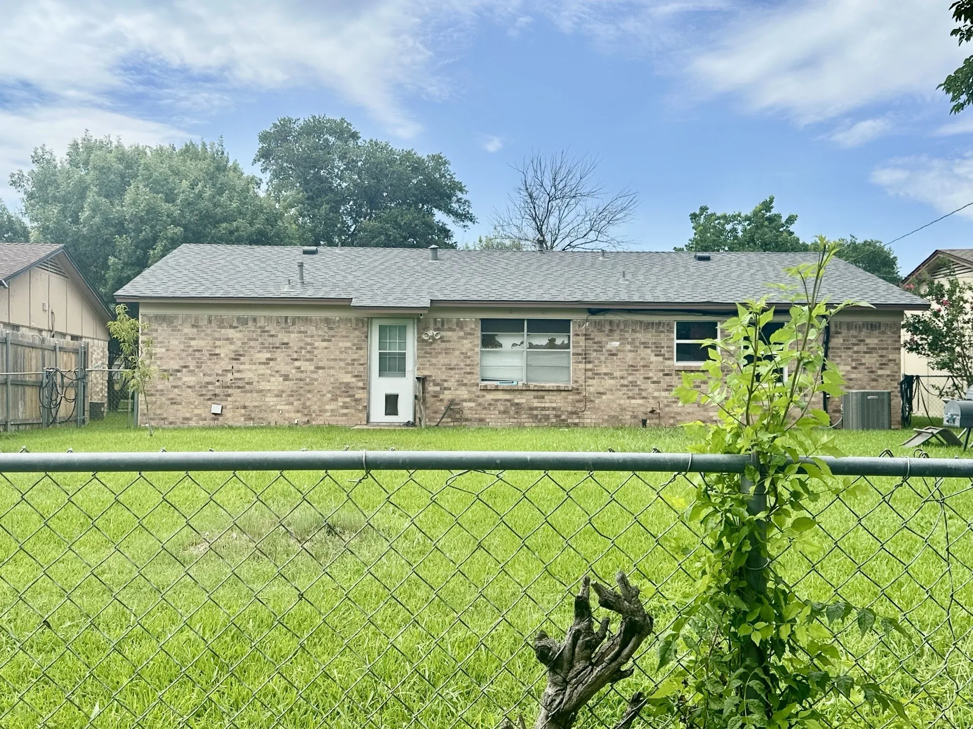 Single Family Residence For Sale in Dallas County , 1110 Barclay Drive, Mesquite, Texas 75149, 3 Bedroom, 2 Bathroom, 1 Garage spaces, 1,250 Sqft, built in 1965, mls#21311837, Real Estate Agent in Mesquite, Homes For Sale in Dallas county, Homes For Sale in Mesquite, Realtor in Mesquite Texas, Real Estate Brokerage Independent Realty Texas, Luminita Cordes Realtor