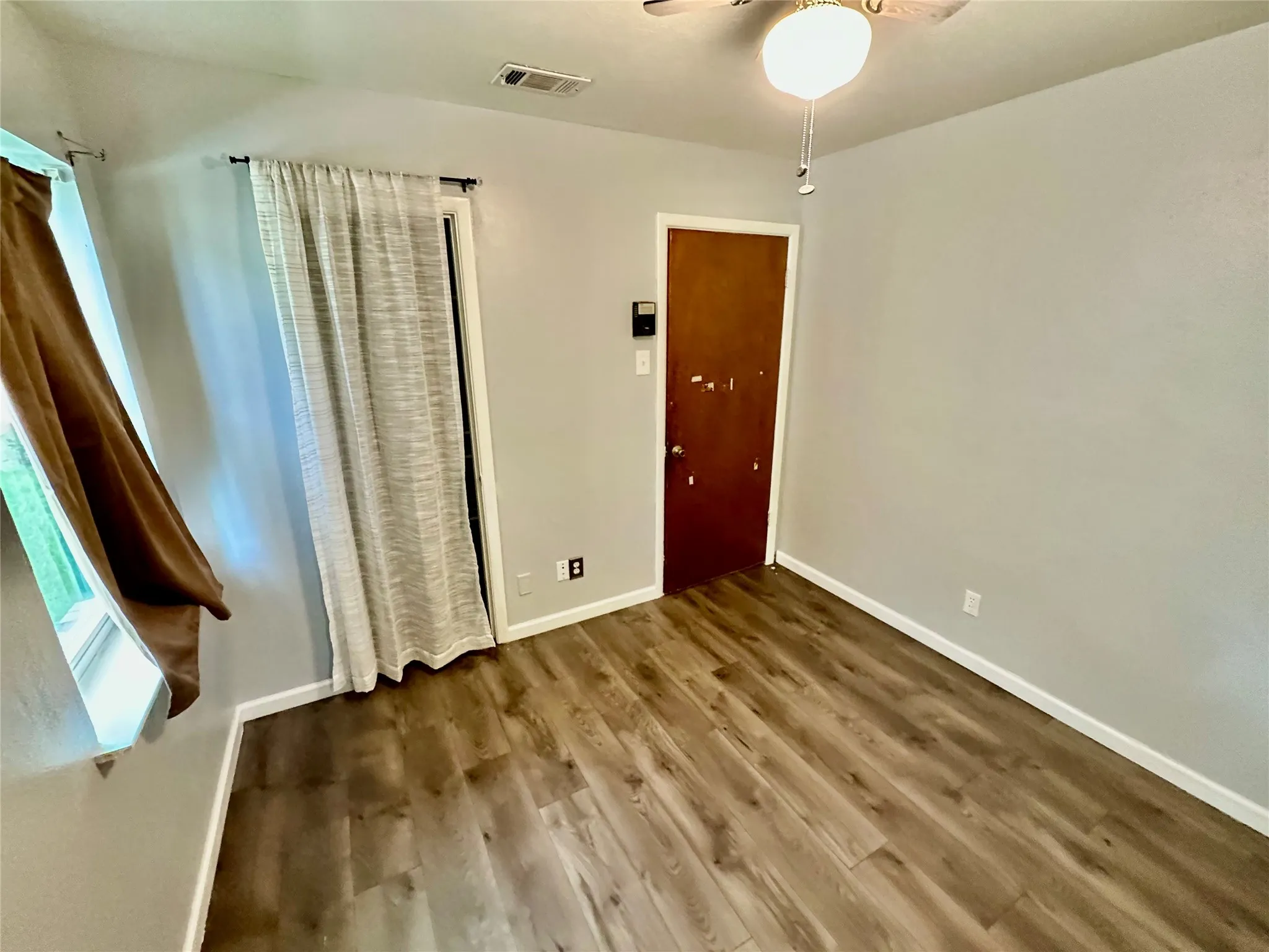 Single Family Residence For Sale in Dallas County , 1110 Barclay Drive, Mesquite, Texas 75149, 3 Bedroom, 2 Bathroom, 1 Garage spaces, 1,250 Sqft, built in 1965, mls#21311837, Real Estate Agent in Mesquite, Homes For Sale in Dallas county, Homes For Sale in Mesquite, Realtor in Mesquite Texas, Real Estate Brokerage Independent Realty Texas, Luminita Cordes Realtor