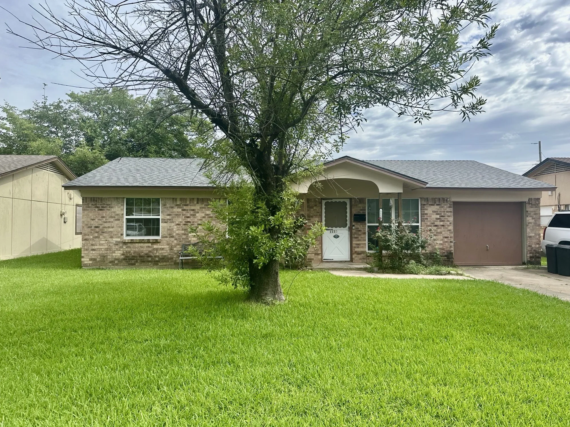 Single Family Residence For Sale in Dallas County , 1110 Barclay Drive, Mesquite, Texas 75149, 3 Bedroom, 2 Bathroom, 1 Garage spaces, 1,250 Sqft, built in 1965, mls#21311837, Real Estate Agent in Mesquite, Homes For Sale in Dallas county, Homes For Sale in Mesquite, Realtor in Mesquite Texas, Real Estate Brokerage Independent Realty Texas, Luminita Cordes Realtor
