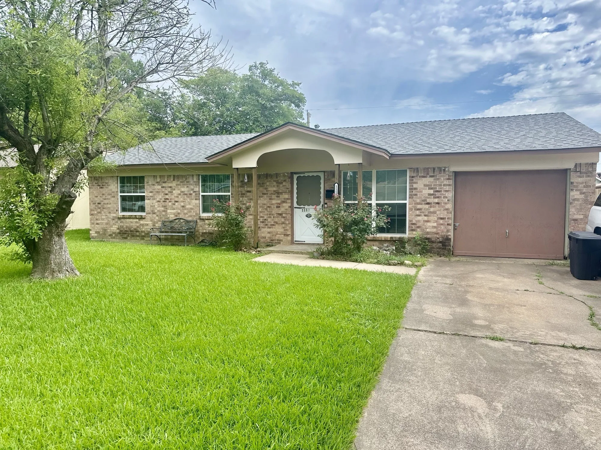 Single Family Residence For Sale in Dallas County , 1110 Barclay Drive, Mesquite, Texas 75149, 3 Bedroom, 2 Bathroom, 1 Garage spaces, 1,250 Sqft, built in 1965, mls#21311837, Real Estate Agent in Mesquite, Homes For Sale in Dallas county, Homes For Sale in Mesquite, Realtor in Mesquite Texas, Real Estate Brokerage Independent Realty Texas, Luminita Cordes Realtor