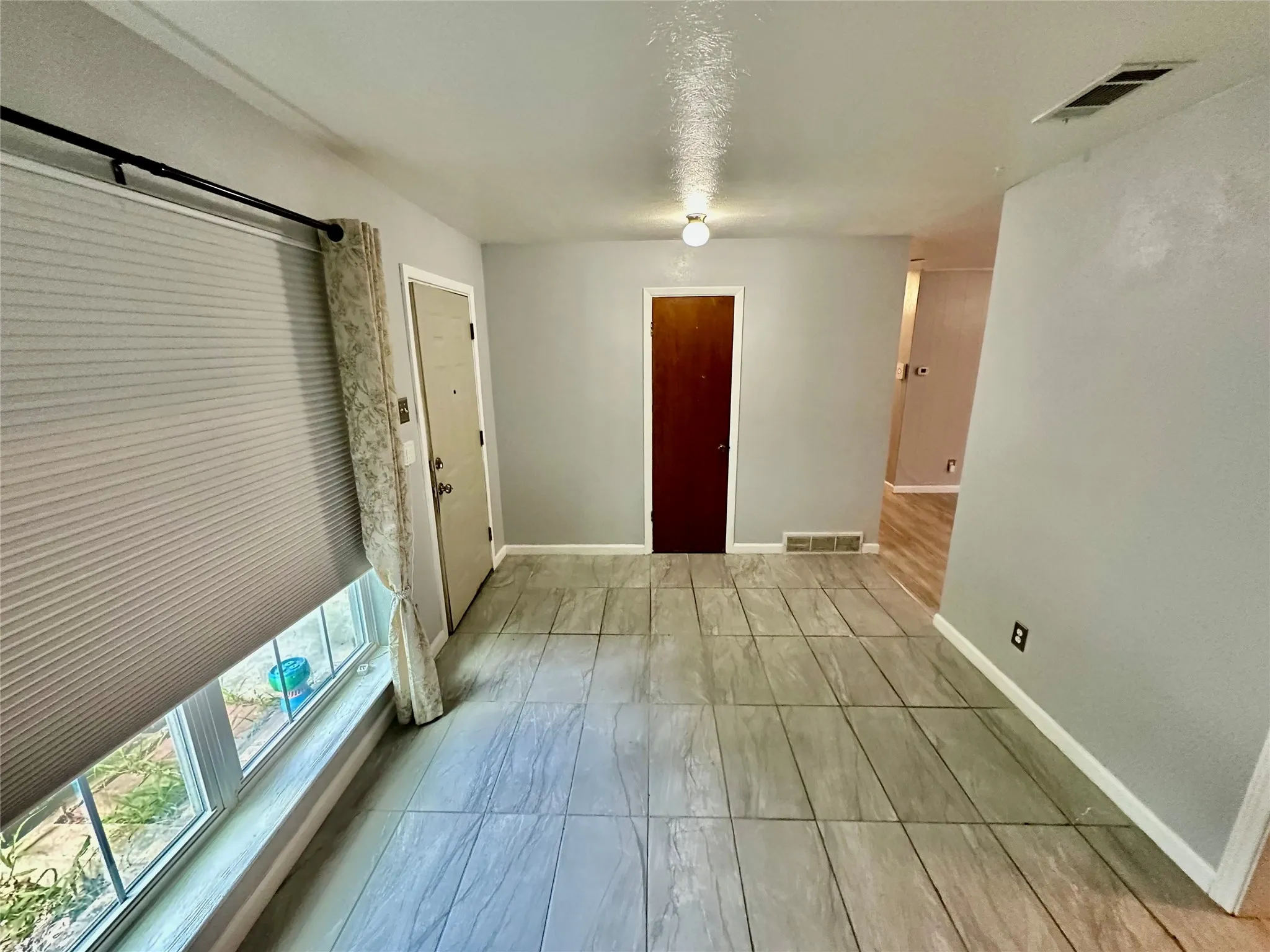 Single Family Residence For Sale in Dallas County , 1110 Barclay Drive, Mesquite, Texas 75149, 3 Bedroom, 2 Bathroom, 1 Garage spaces, 1,250 Sqft, built in 1965, mls#21311837, Real Estate Agent in Mesquite, Homes For Sale in Dallas county, Homes For Sale in Mesquite, Realtor in Mesquite Texas, Real Estate Brokerage Independent Realty Texas, Luminita Cordes Realtor