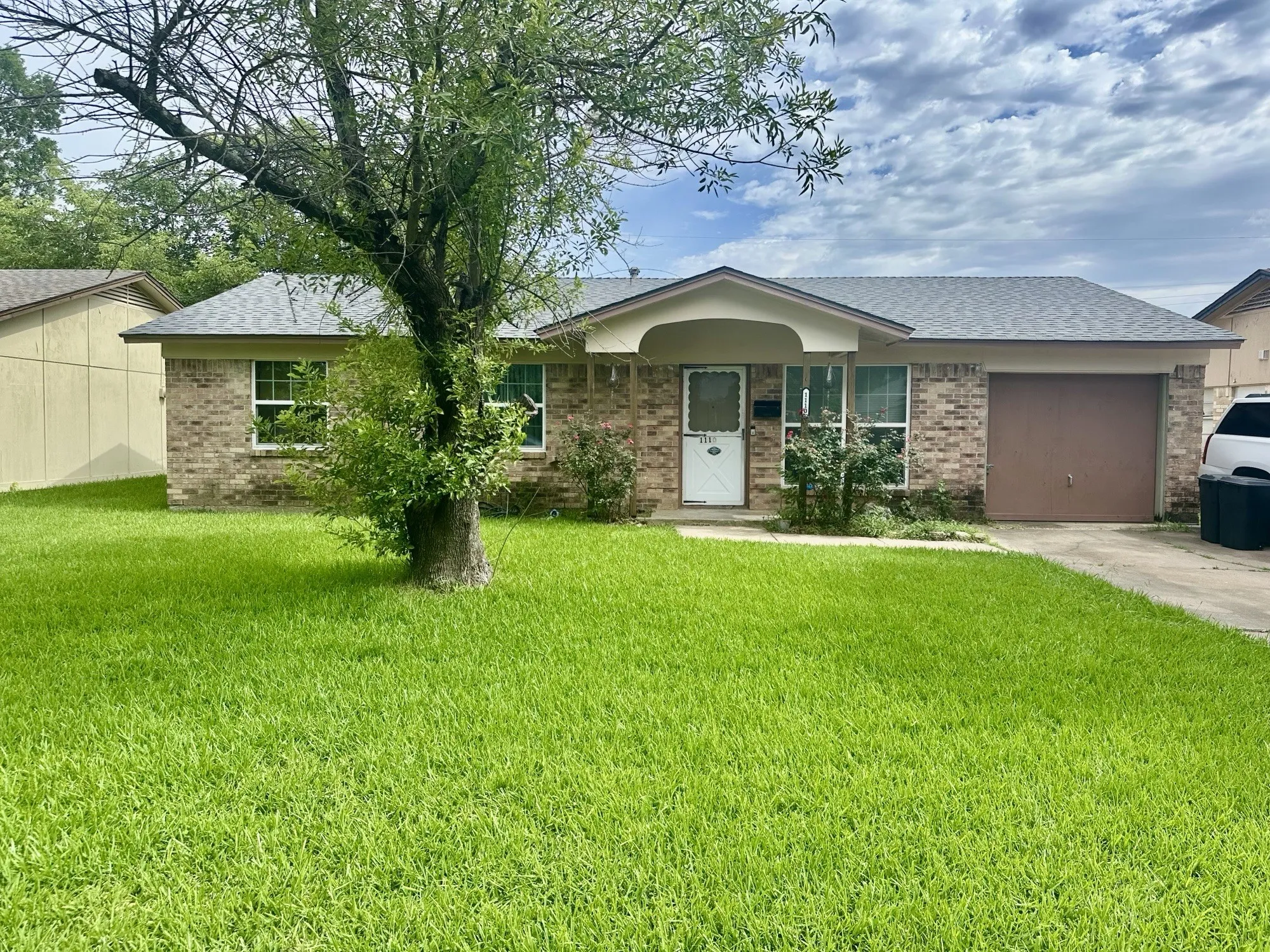 Single Family Residence For Sale in Dallas County , 1110 Barclay Drive, Mesquite, Texas 75149, 3 Bedroom, 2 Bathroom, 1 Garage spaces, 1,250 Sqft, built in 1965, mls#21311837, Real Estate Agent in Mesquite, Homes For Sale in Dallas county, Homes For Sale in Mesquite, Realtor in Mesquite Texas, Real Estate Brokerage Independent Realty Texas, Luminita Cordes Realtor