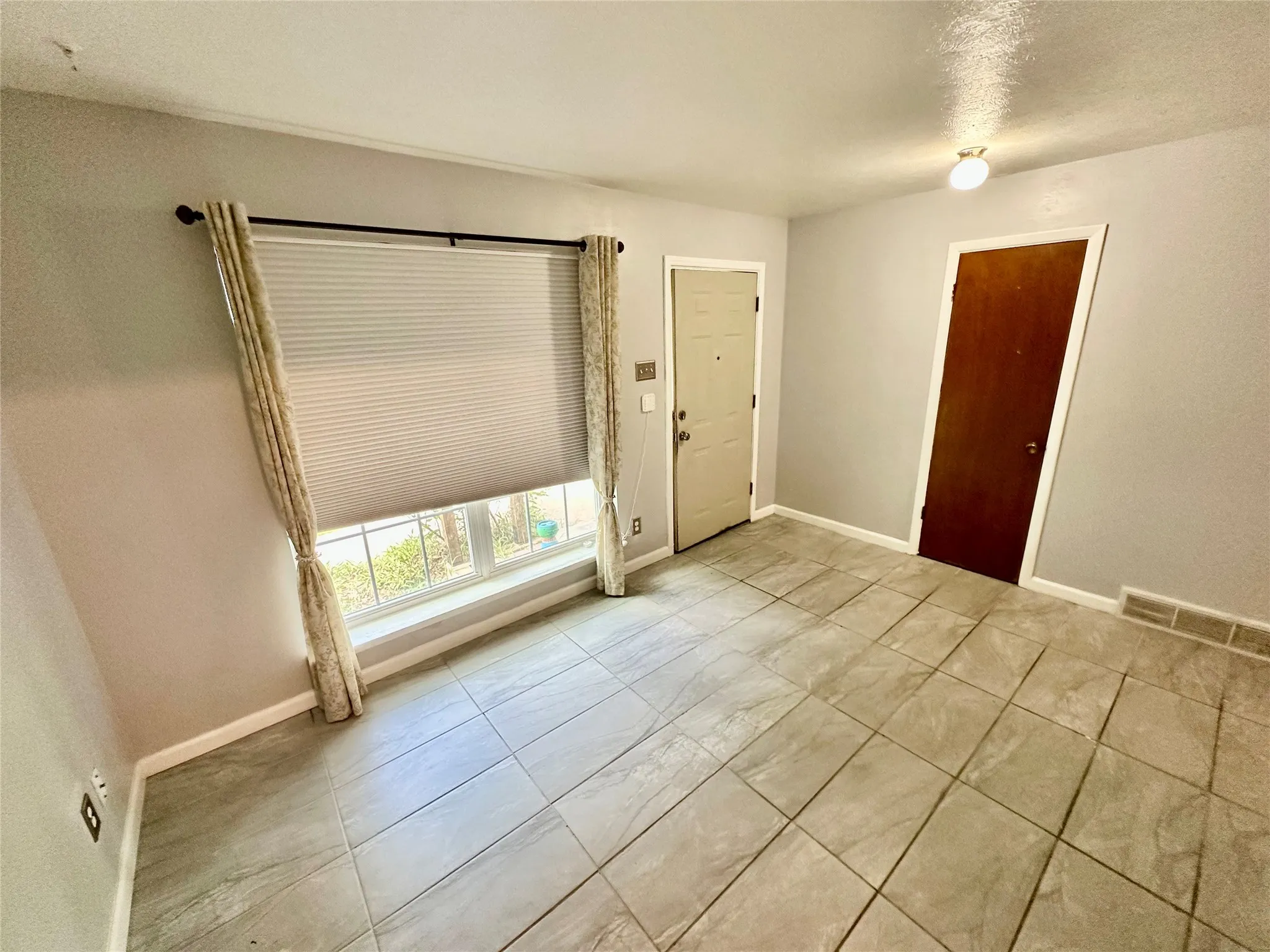 Single Family Residence For Sale in Dallas County , 1110 Barclay Drive, Mesquite, Texas 75149, 3 Bedroom, 2 Bathroom, 1 Garage spaces, 1,250 Sqft, built in 1965, mls#21311837, Real Estate Agent in Mesquite, Homes For Sale in Dallas county, Homes For Sale in Mesquite, Realtor in Mesquite Texas, Real Estate Brokerage Independent Realty Texas, Luminita Cordes Realtor