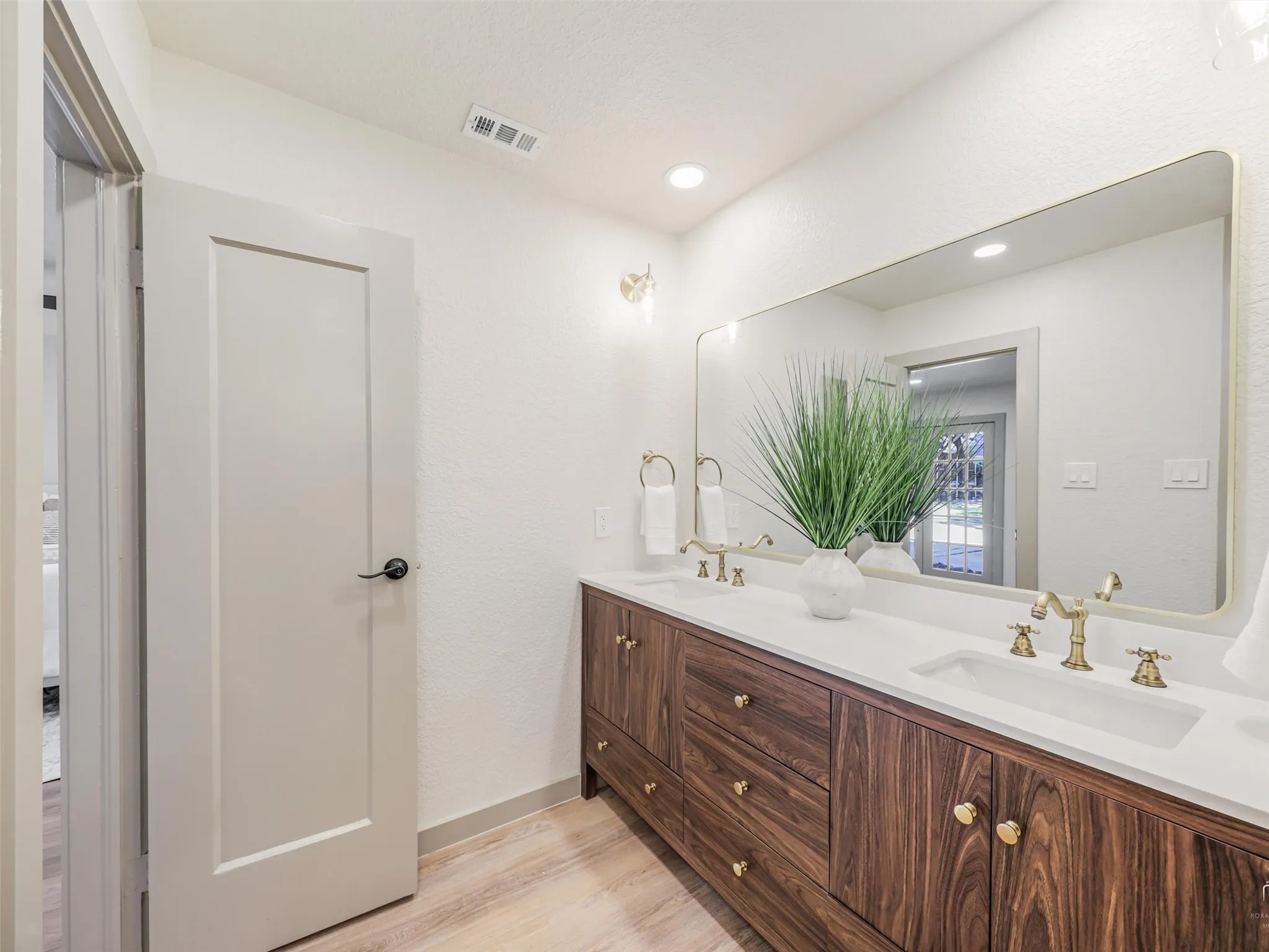 Single Family Residence For Sale in Collin County , 9800 N County, Frisco, Texas 75033, 3 Bedroom, 3 Bathroom, Garage spaces, 1,784 Sqft, built in 1976, mls#21313815, Real Estate Agent in Frisco, Homes For Sale in Collin county, Homes For Sale in Frisco, Realtor in Frisco Texas, Real Estate Brokerage Independent Realty Texas, Luminita Cordes Realtor