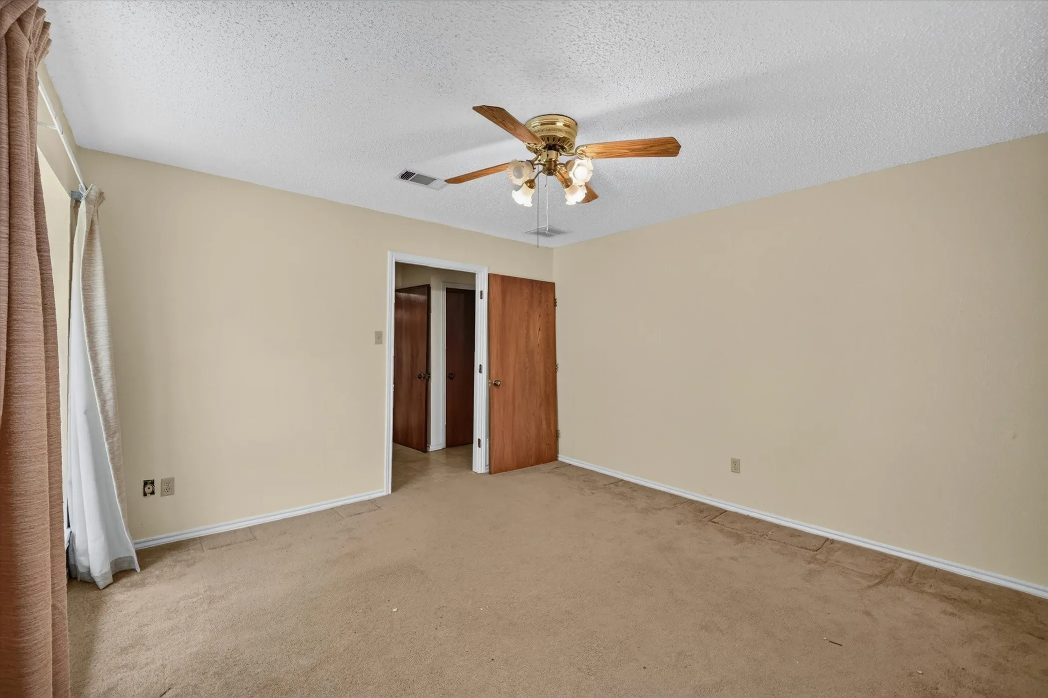 Single Family Residence For Sale in Collin County , 101 Primrose, New Hope, Texas 75071, 3 Bedroom, 2 Bathroom, 2 Garage spaces, 2,366 Sqft, built in 1978, mls#21314619, Real Estate Agent in New Hope, Homes For Sale in Collin county, Homes For Sale in New Hope, Realtor in New Hope Texas, Real Estate Brokerage Independent Realty Texas, Luminita Cordes Realtor