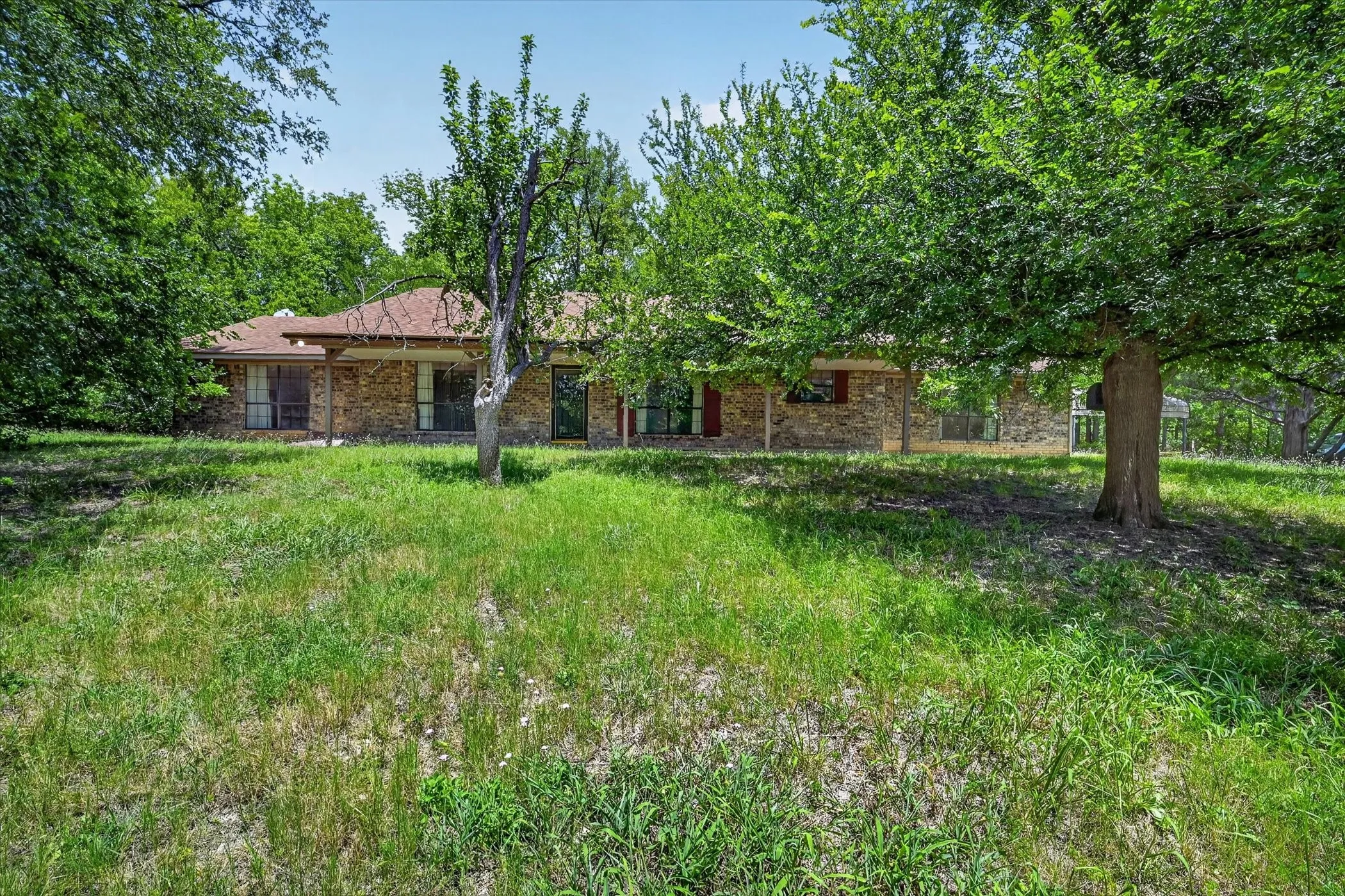 Single Family Residence For Sale in Collin County , 101 Primrose, New Hope, Texas 75071, 3 Bedroom, 2 Bathroom, 2 Garage spaces, 2,366 Sqft, built in 1978, mls#21314619, Real Estate Agent in New Hope, Homes For Sale in Collin county, Homes For Sale in New Hope, Realtor in New Hope Texas, Real Estate Brokerage Independent Realty Texas, Luminita Cordes Realtor