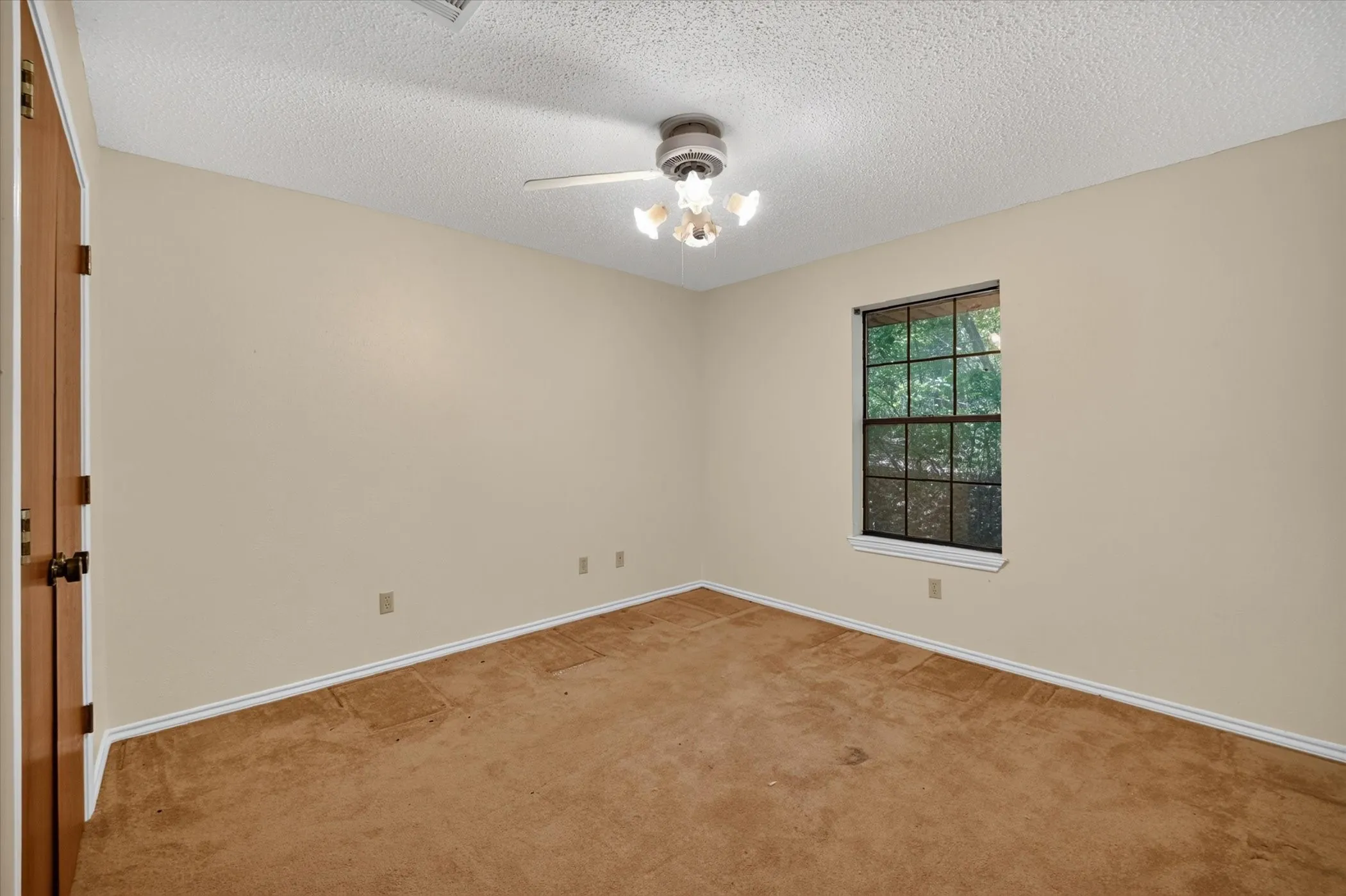 Single Family Residence For Sale in Collin County , 101 Primrose, New Hope, Texas 75071, 3 Bedroom, 2 Bathroom, 2 Garage spaces, 2,366 Sqft, built in 1978, mls#21314619, Real Estate Agent in New Hope, Homes For Sale in Collin county, Homes For Sale in New Hope, Realtor in New Hope Texas, Real Estate Brokerage Independent Realty Texas, Luminita Cordes Realtor