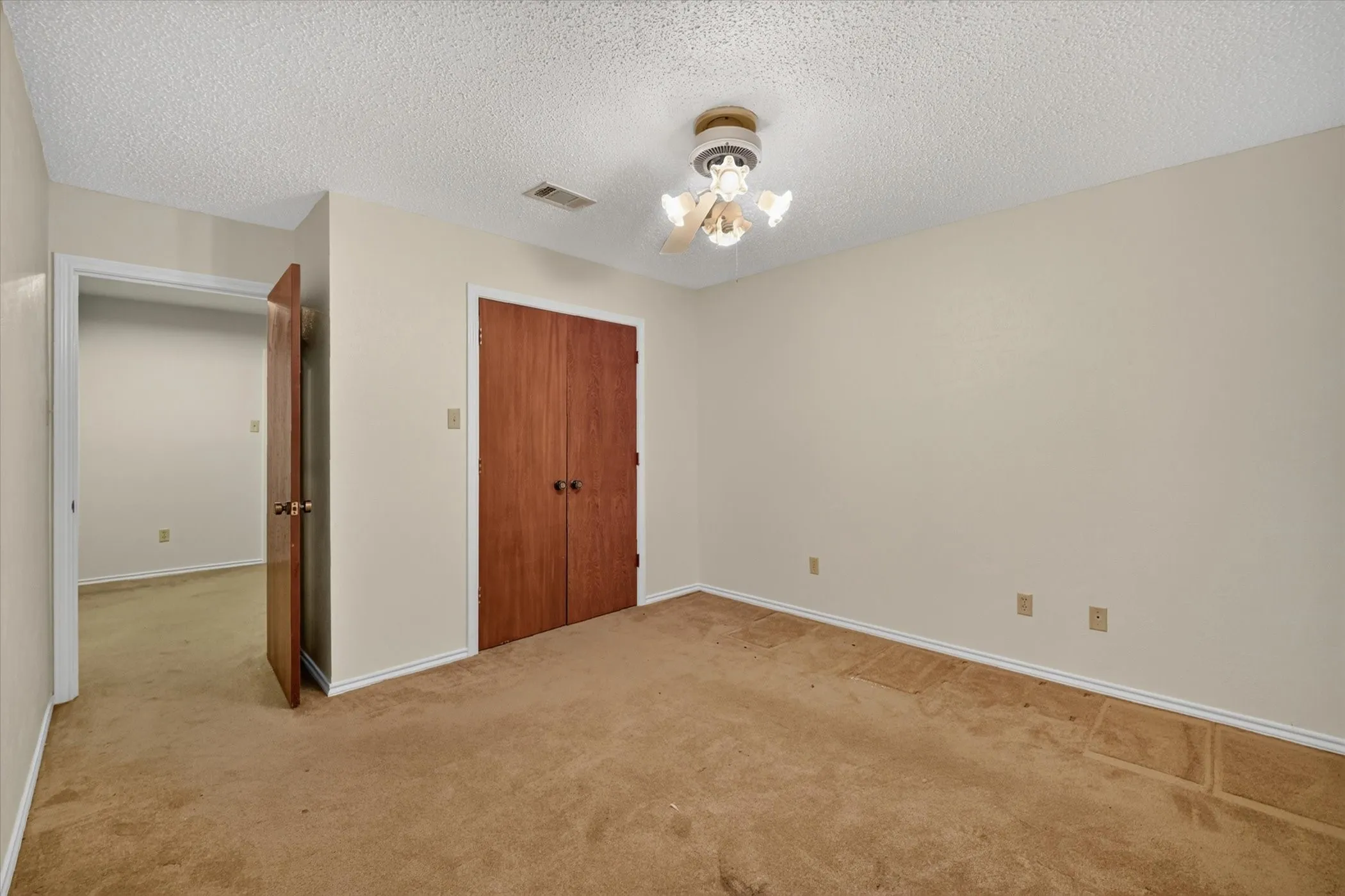 Single Family Residence For Sale in Collin County , 101 Primrose, New Hope, Texas 75071, 3 Bedroom, 2 Bathroom, 2 Garage spaces, 2,366 Sqft, built in 1978, mls#21314619, Real Estate Agent in New Hope, Homes For Sale in Collin county, Homes For Sale in New Hope, Realtor in New Hope Texas, Real Estate Brokerage Independent Realty Texas, Luminita Cordes Realtor