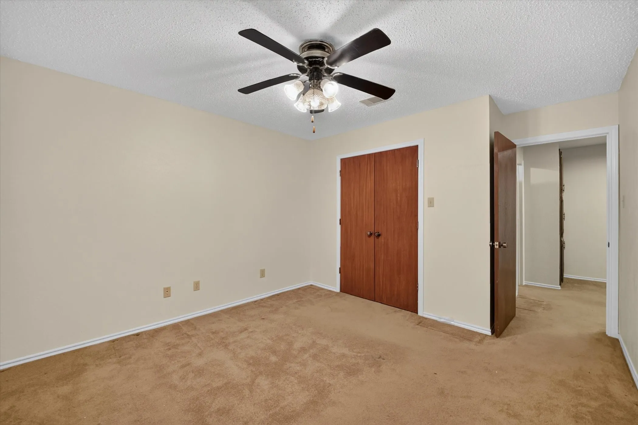 Single Family Residence For Sale in Collin County , 101 Primrose, New Hope, Texas 75071, 3 Bedroom, 2 Bathroom, 2 Garage spaces, 2,366 Sqft, built in 1978, mls#21314619, Real Estate Agent in New Hope, Homes For Sale in Collin county, Homes For Sale in New Hope, Realtor in New Hope Texas, Real Estate Brokerage Independent Realty Texas, Luminita Cordes Realtor