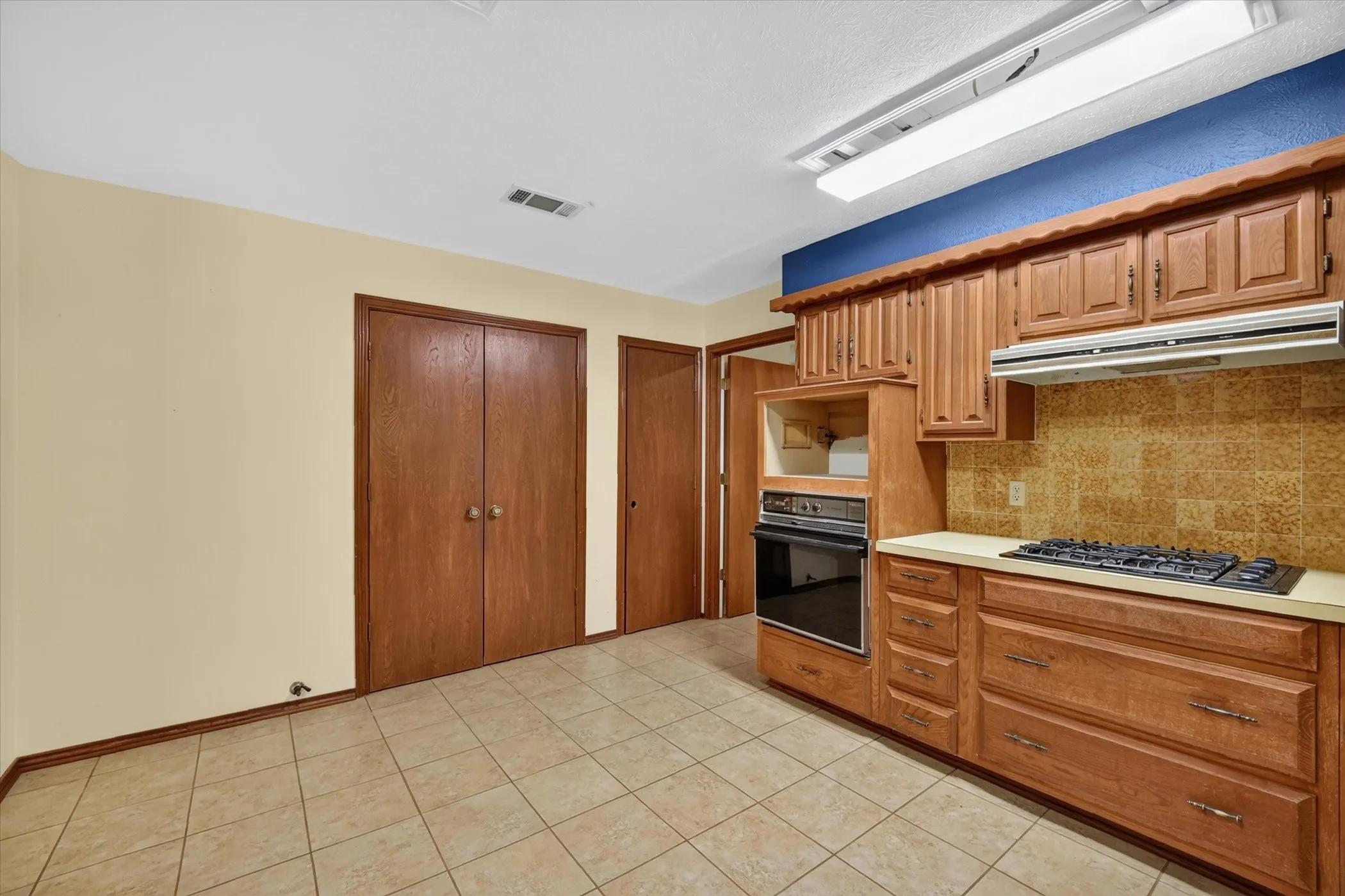 Single Family Residence For Sale in Collin County , 101 Primrose, New Hope, Texas 75071, 3 Bedroom, 2 Bathroom, 2 Garage spaces, 2,366 Sqft, built in 1978, mls#21314619, Real Estate Agent in New Hope, Homes For Sale in Collin county, Homes For Sale in New Hope, Realtor in New Hope Texas, Real Estate Brokerage Independent Realty Texas, Luminita Cordes Realtor