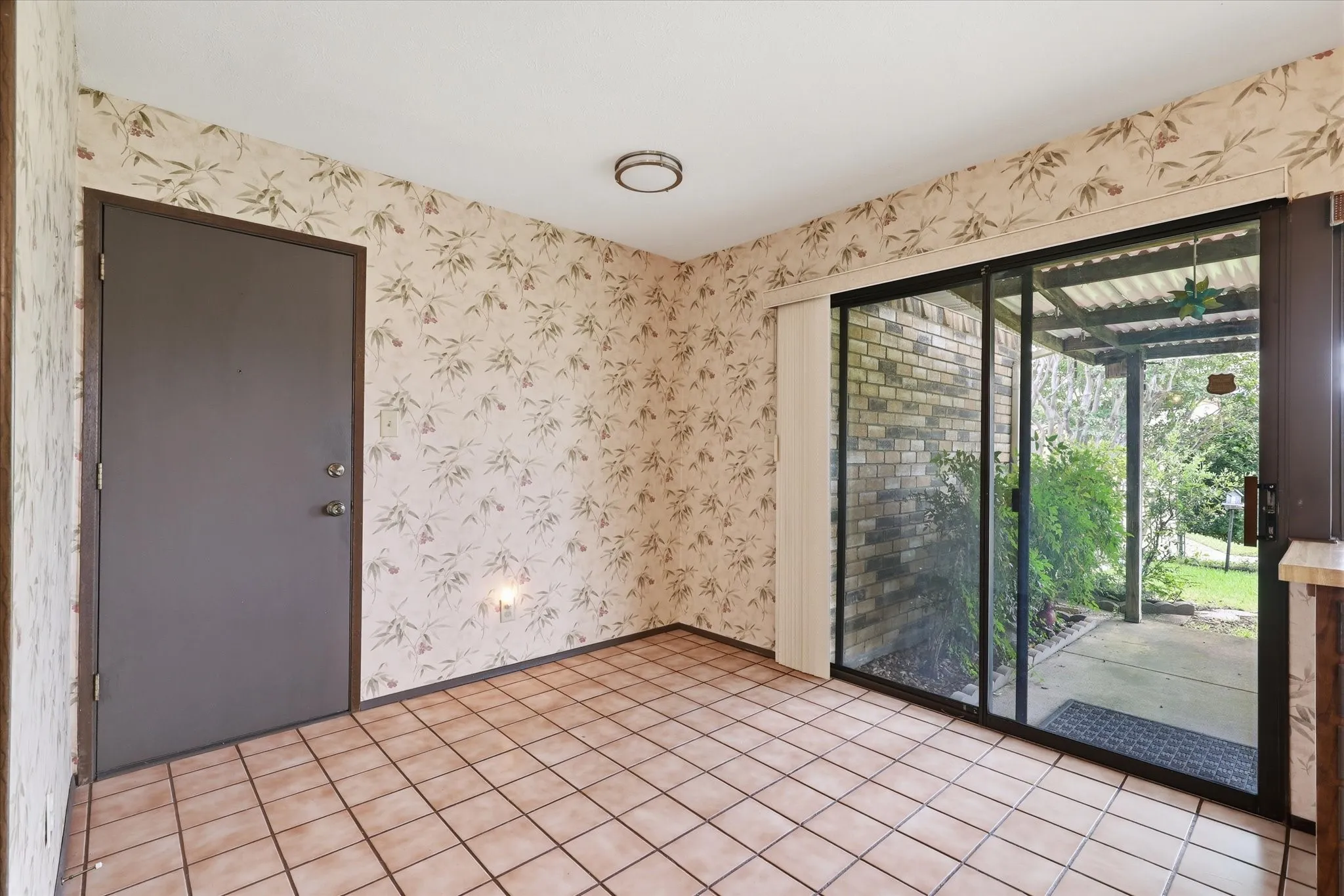 Single Family Residence For Sale in Dallas County , 2929 Silverdale Lane, Garland, Texas 75044, 3 Bedroom, 2 Bathroom, 2 Garage spaces, 1,914 Sqft, built in 1979, mls#21314560, Real Estate Agent in Garland, Homes For Sale in Dallas county, Homes For Sale in Garland, Realtor in Garland Texas, Real Estate Brokerage Independent Realty Texas, Luminita Cordes Realtor