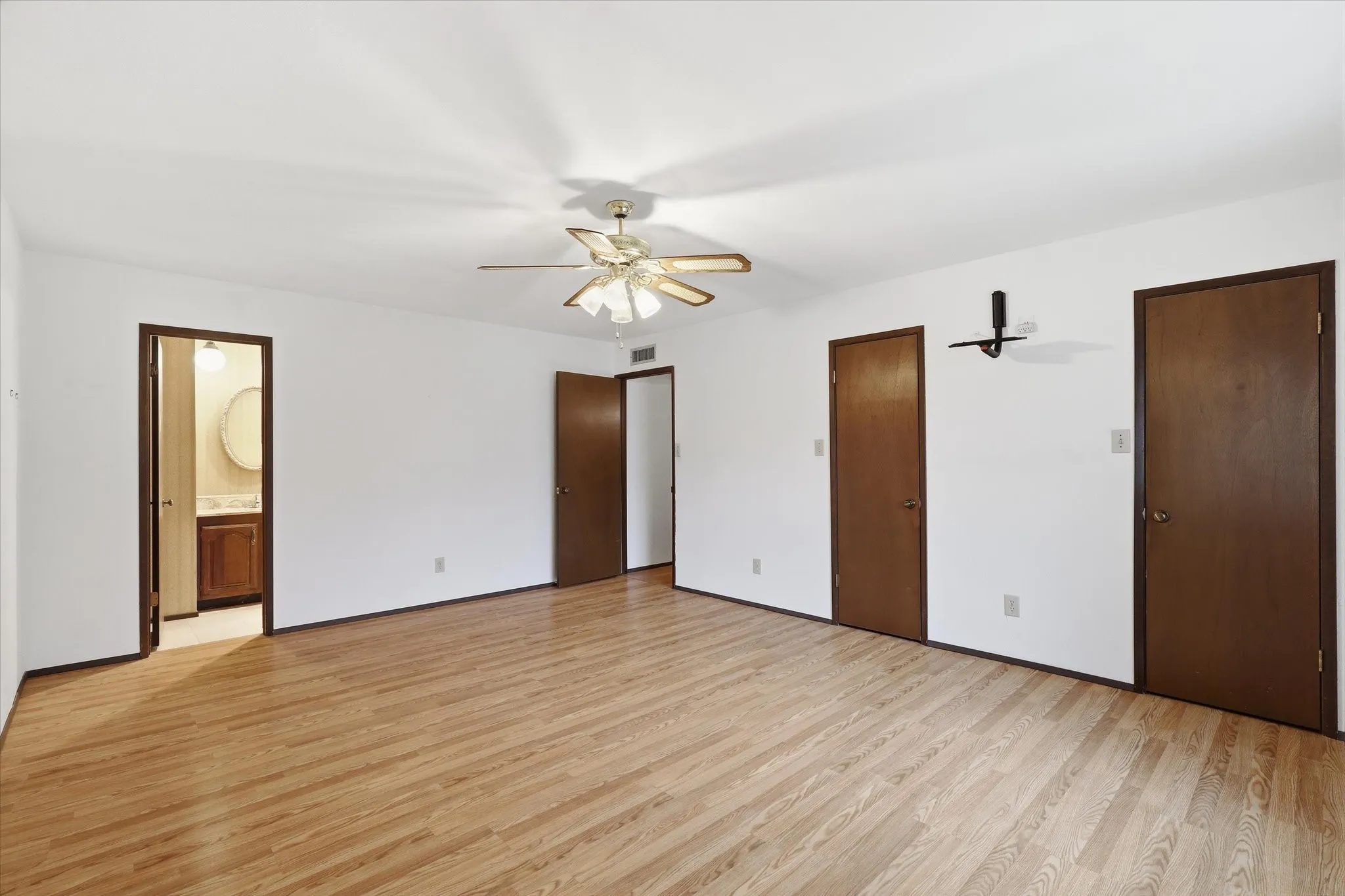 Single Family Residence For Sale in Dallas County , 2929 Silverdale Lane, Garland, Texas 75044, 3 Bedroom, 2 Bathroom, 2 Garage spaces, 1,914 Sqft, built in 1979, mls#21314560, Real Estate Agent in Garland, Homes For Sale in Dallas county, Homes For Sale in Garland, Realtor in Garland Texas, Real Estate Brokerage Independent Realty Texas, Luminita Cordes Realtor