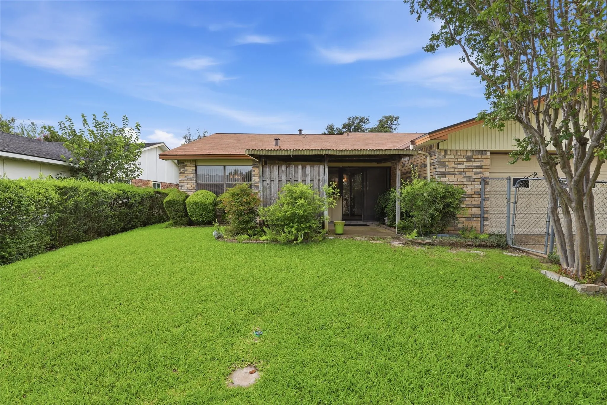 Single Family Residence For Sale in Dallas County , 2929 Silverdale Lane, Garland, Texas 75044, 3 Bedroom, 2 Bathroom, 2 Garage spaces, 1,914 Sqft, built in 1979, mls#21314560, Real Estate Agent in Garland, Homes For Sale in Dallas county, Homes For Sale in Garland, Realtor in Garland Texas, Real Estate Brokerage Independent Realty Texas, Luminita Cordes Realtor