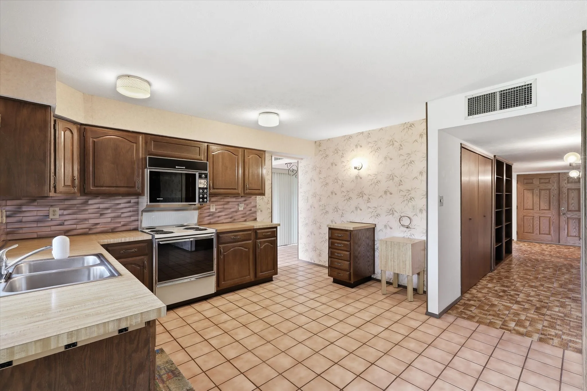 Single Family Residence For Sale in Dallas County , 2929 Silverdale Lane, Garland, Texas 75044, 3 Bedroom, 2 Bathroom, 2 Garage spaces, 1,914 Sqft, built in 1979, mls#21314560, Real Estate Agent in Garland, Homes For Sale in Dallas county, Homes For Sale in Garland, Realtor in Garland Texas, Real Estate Brokerage Independent Realty Texas, Luminita Cordes Realtor