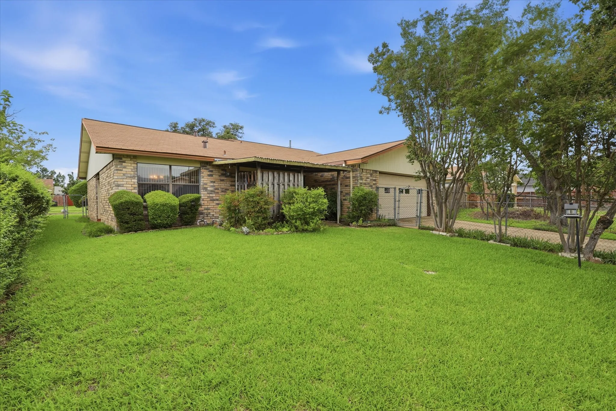 Single Family Residence For Sale in Dallas County , 2929 Silverdale Lane, Garland, Texas 75044, 3 Bedroom, 2 Bathroom, 2 Garage spaces, 1,914 Sqft, built in 1979, mls#21314560, Real Estate Agent in Garland, Homes For Sale in Dallas county, Homes For Sale in Garland, Realtor in Garland Texas, Real Estate Brokerage Independent Realty Texas, Luminita Cordes Realtor