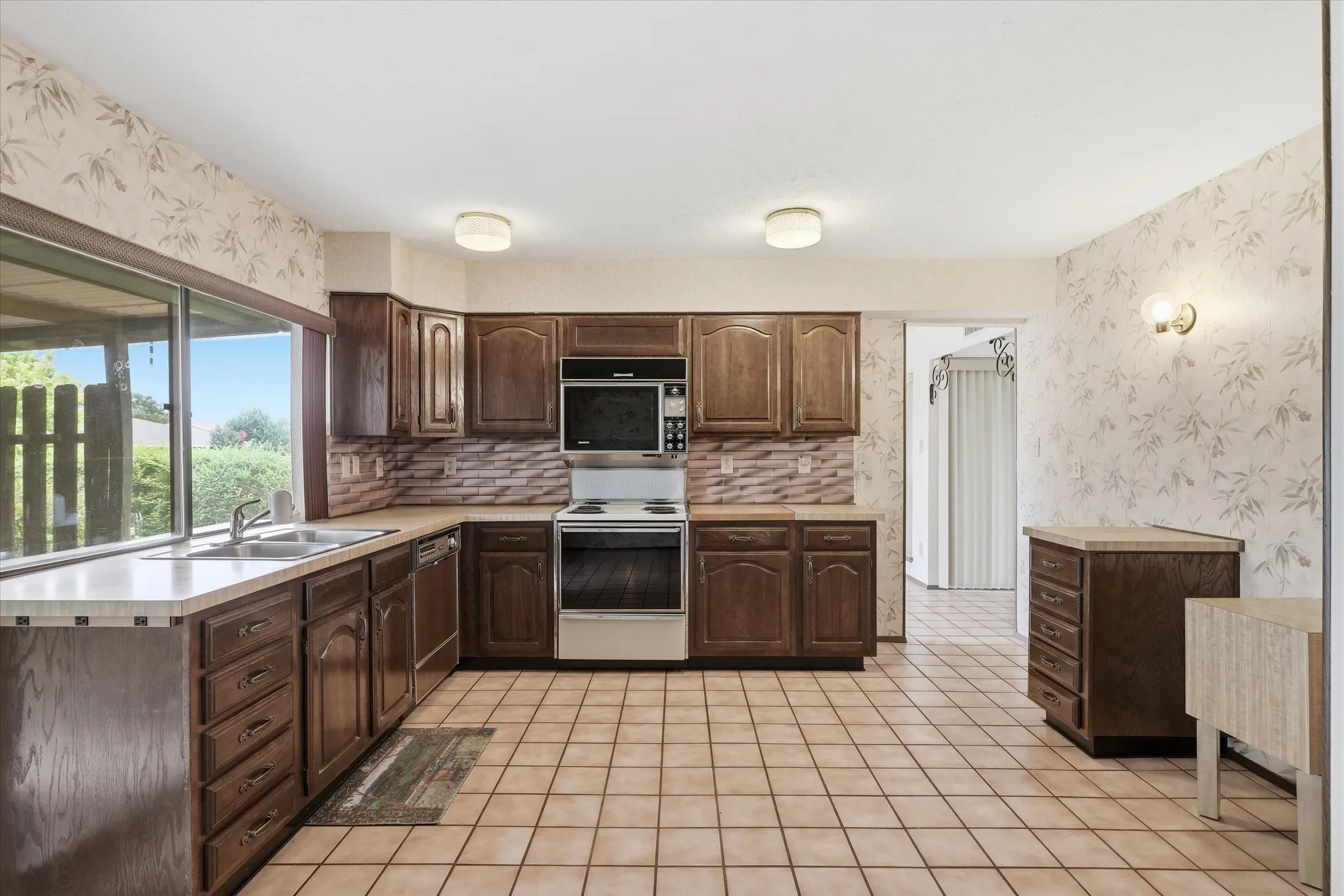 Single Family Residence For Sale in Dallas County , 2929 Silverdale Lane, Garland, Texas 75044, 3 Bedroom, 2 Bathroom, 2 Garage spaces, 1,914 Sqft, built in 1979, mls#21314560, Real Estate Agent in Garland, Homes For Sale in Dallas county, Homes For Sale in Garland, Realtor in Garland Texas, Real Estate Brokerage Independent Realty Texas, Luminita Cordes Realtor