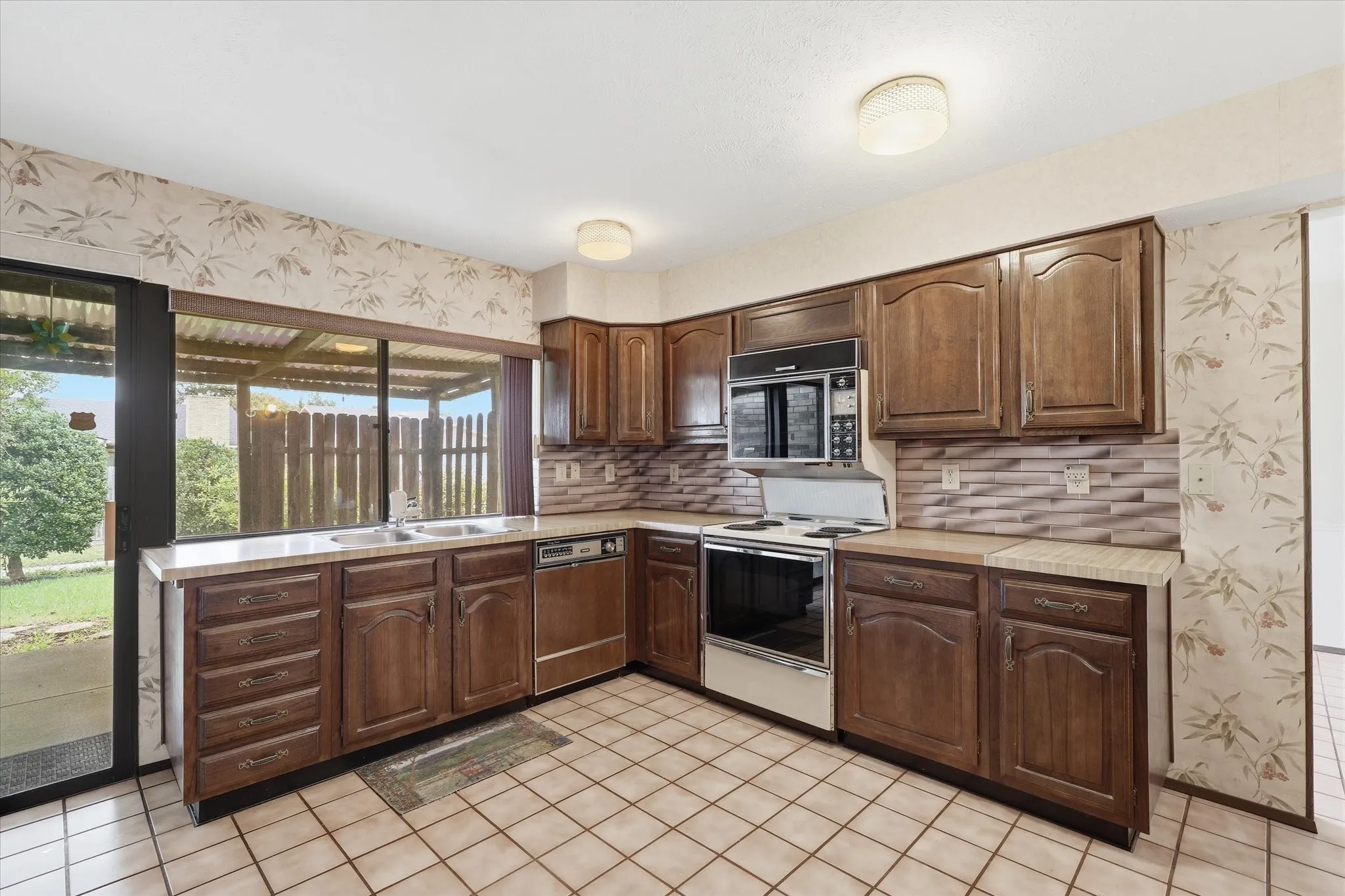 Single Family Residence For Sale in Dallas County , 2929 Silverdale Lane, Garland, Texas 75044, 3 Bedroom, 2 Bathroom, 2 Garage spaces, 1,914 Sqft, built in 1979, mls#21314560, Real Estate Agent in Garland, Homes For Sale in Dallas county, Homes For Sale in Garland, Realtor in Garland Texas, Real Estate Brokerage Independent Realty Texas, Luminita Cordes Realtor