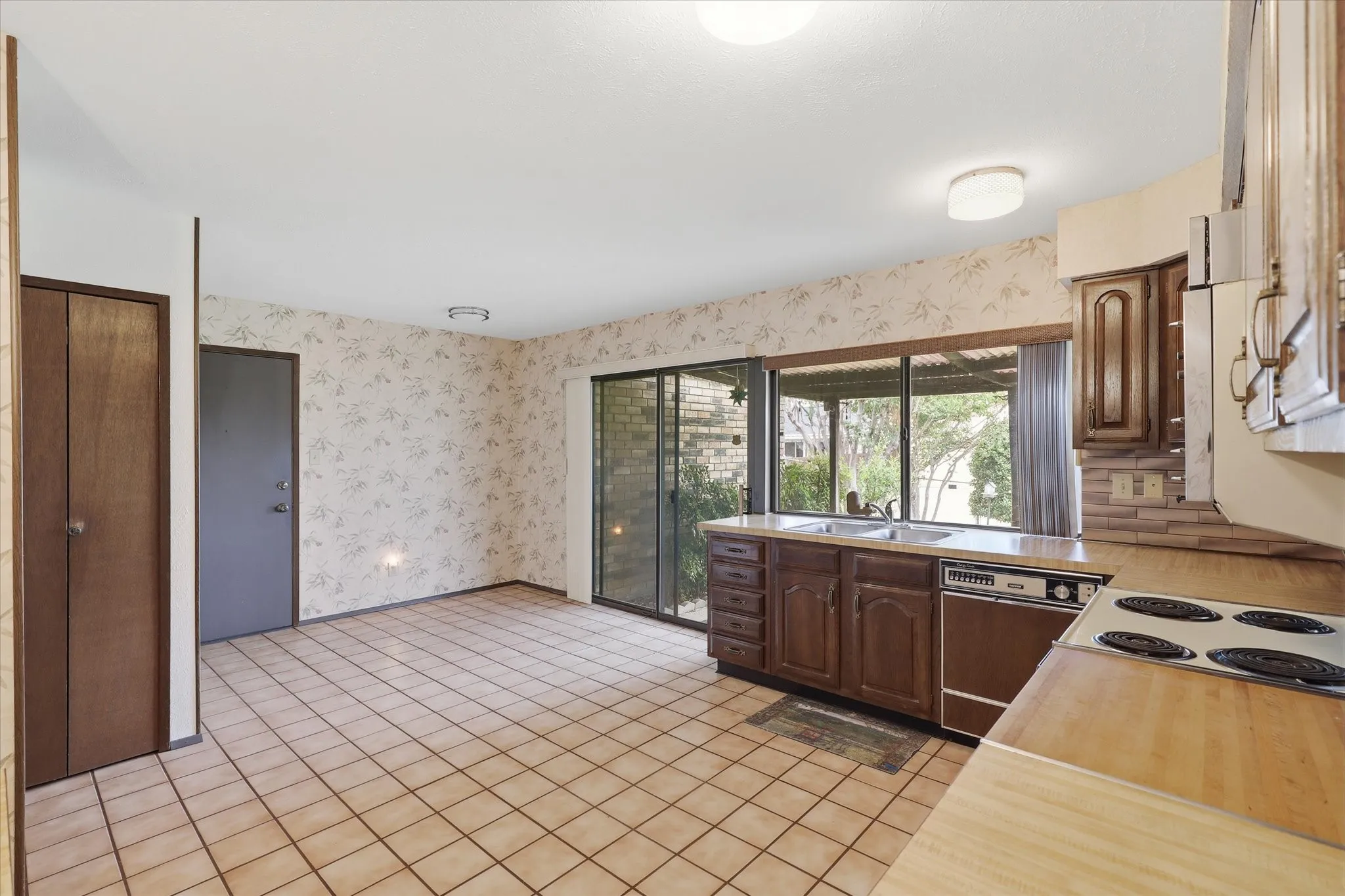 Single Family Residence For Sale in Dallas County , 2929 Silverdale Lane, Garland, Texas 75044, 3 Bedroom, 2 Bathroom, 2 Garage spaces, 1,914 Sqft, built in 1979, mls#21314560, Real Estate Agent in Garland, Homes For Sale in Dallas county, Homes For Sale in Garland, Realtor in Garland Texas, Real Estate Brokerage Independent Realty Texas, Luminita Cordes Realtor