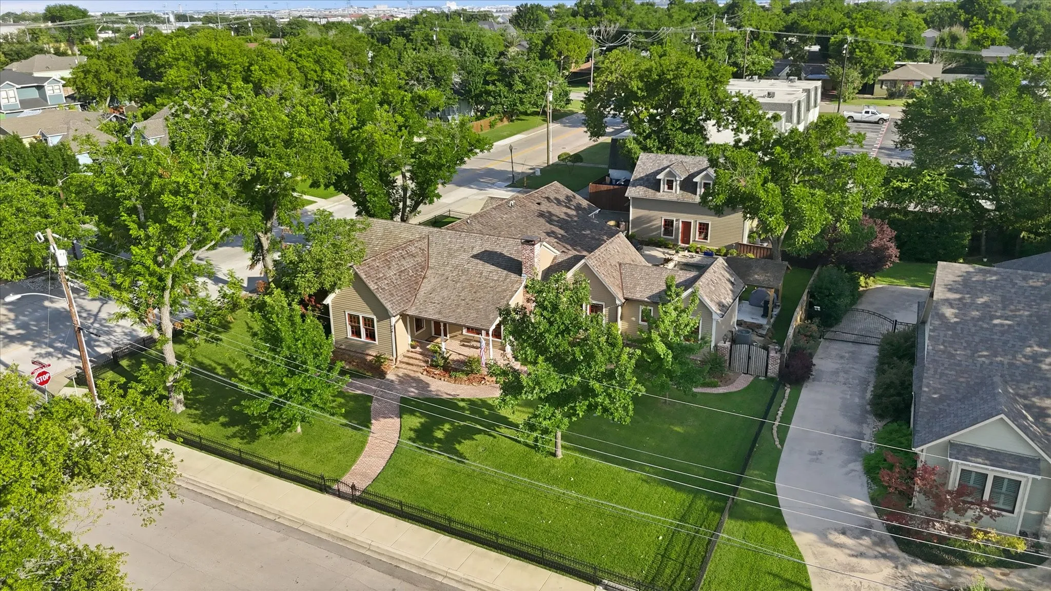 Single Family Residence For Sale in Tarrant County , 426 E Texas Street, Grapevine, Texas 76051, 3 Bedroom, 4 Bathroom, 4 Garage spaces, 2,790 Sqft, built in 1947, mls#21314096, Real Estate Agent in Grapevine, Homes For Sale in Tarrant county, Homes For Sale in Grapevine, Realtor in Grapevine Texas, Real Estate Brokerage Independent Realty Texas, Luminita Cordes Realtor