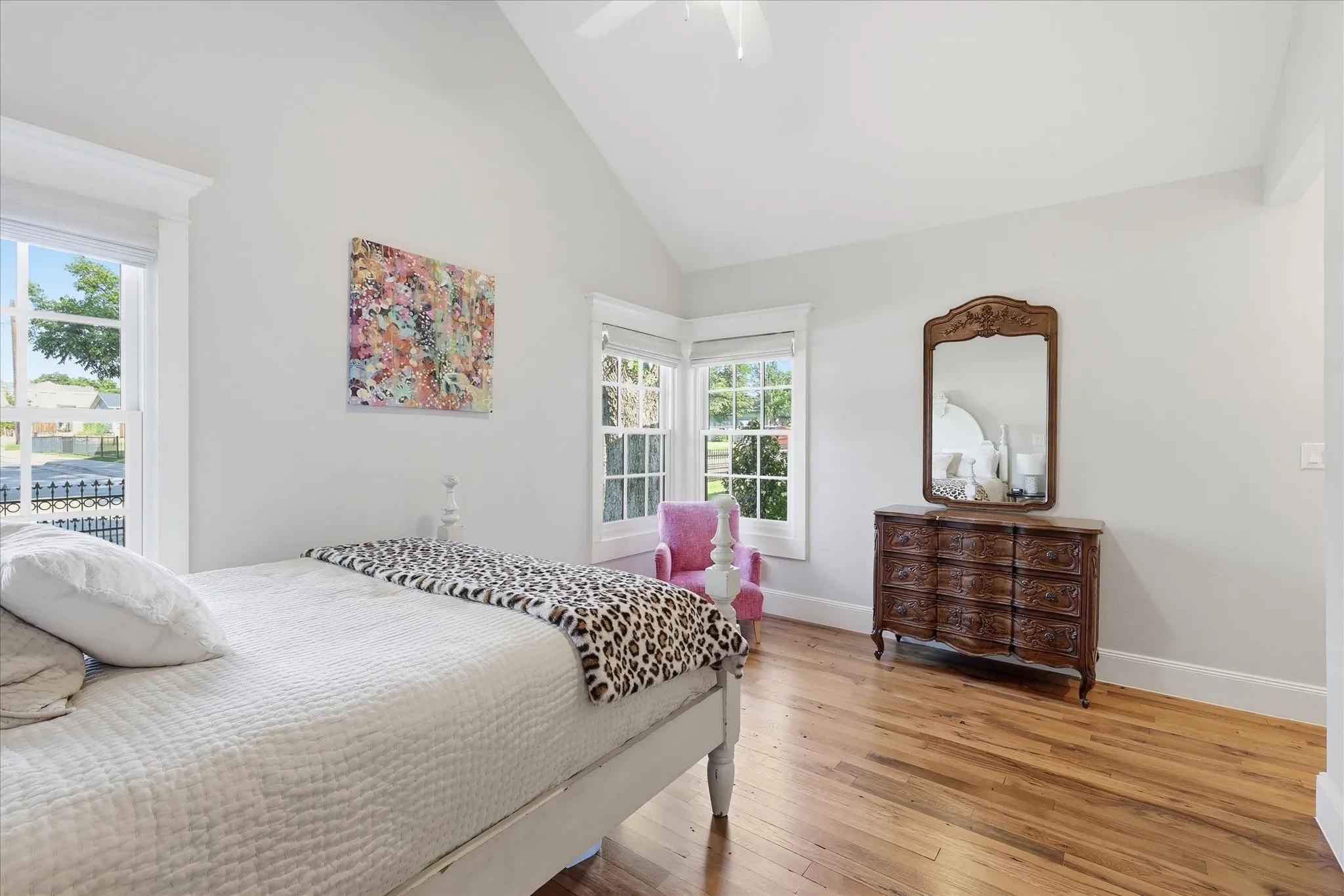 Single Family Residence For Sale in Tarrant County , 426 E Texas Street, Grapevine, Texas 76051, 3 Bedroom, 4 Bathroom, 4 Garage spaces, 2,790 Sqft, built in 1947, mls#21314096, Real Estate Agent in Grapevine, Homes For Sale in Tarrant county, Homes For Sale in Grapevine, Realtor in Grapevine Texas, Real Estate Brokerage Independent Realty Texas, Luminita Cordes Realtor