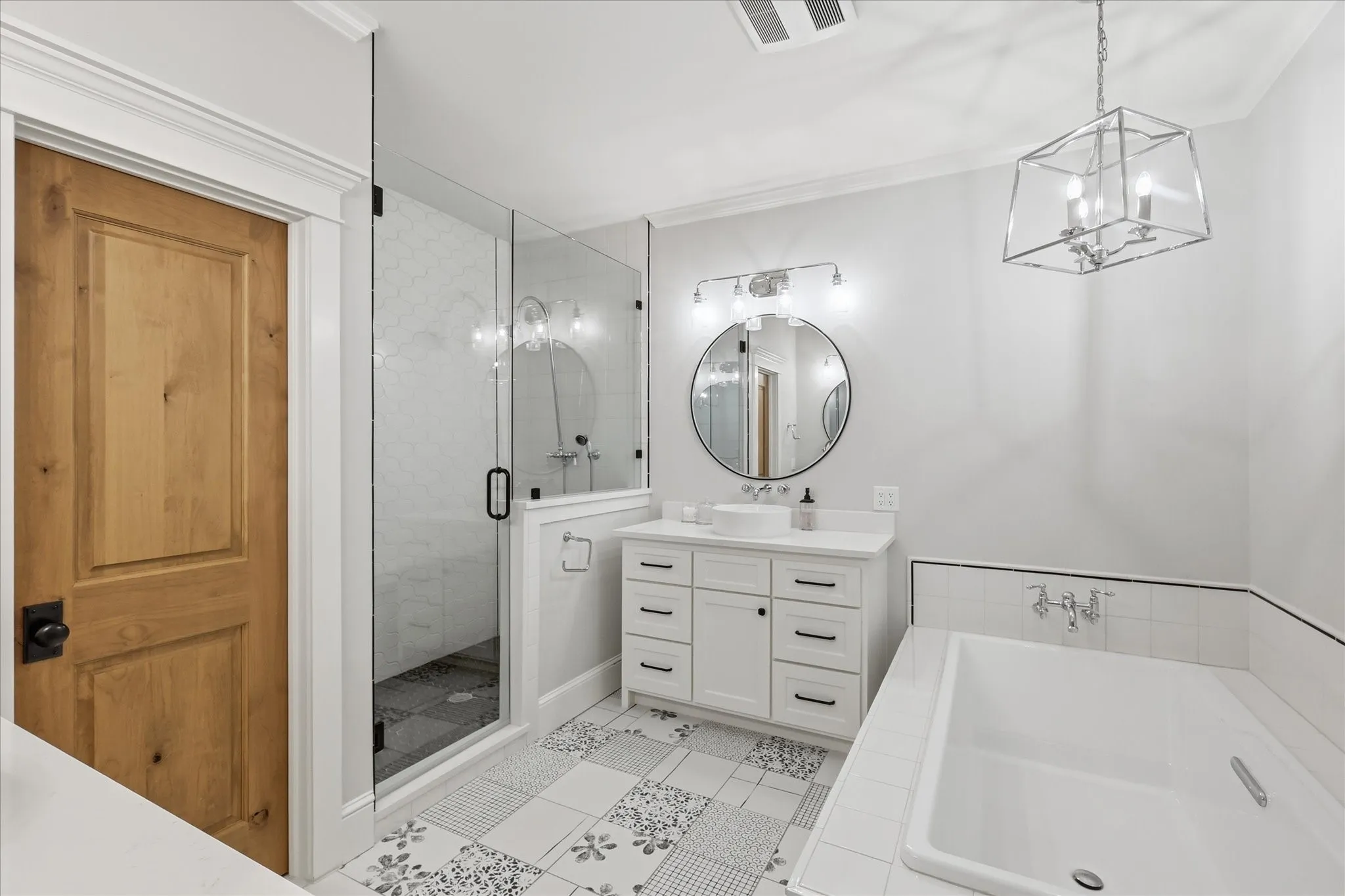 Single Family Residence For Sale in Tarrant County , 426 E Texas Street, Grapevine, Texas 76051, 3 Bedroom, 4 Bathroom, 4 Garage spaces, 2,790 Sqft, built in 1947, mls#21314096, Real Estate Agent in Grapevine, Homes For Sale in Tarrant county, Homes For Sale in Grapevine, Realtor in Grapevine Texas, Real Estate Brokerage Independent Realty Texas, Luminita Cordes Realtor