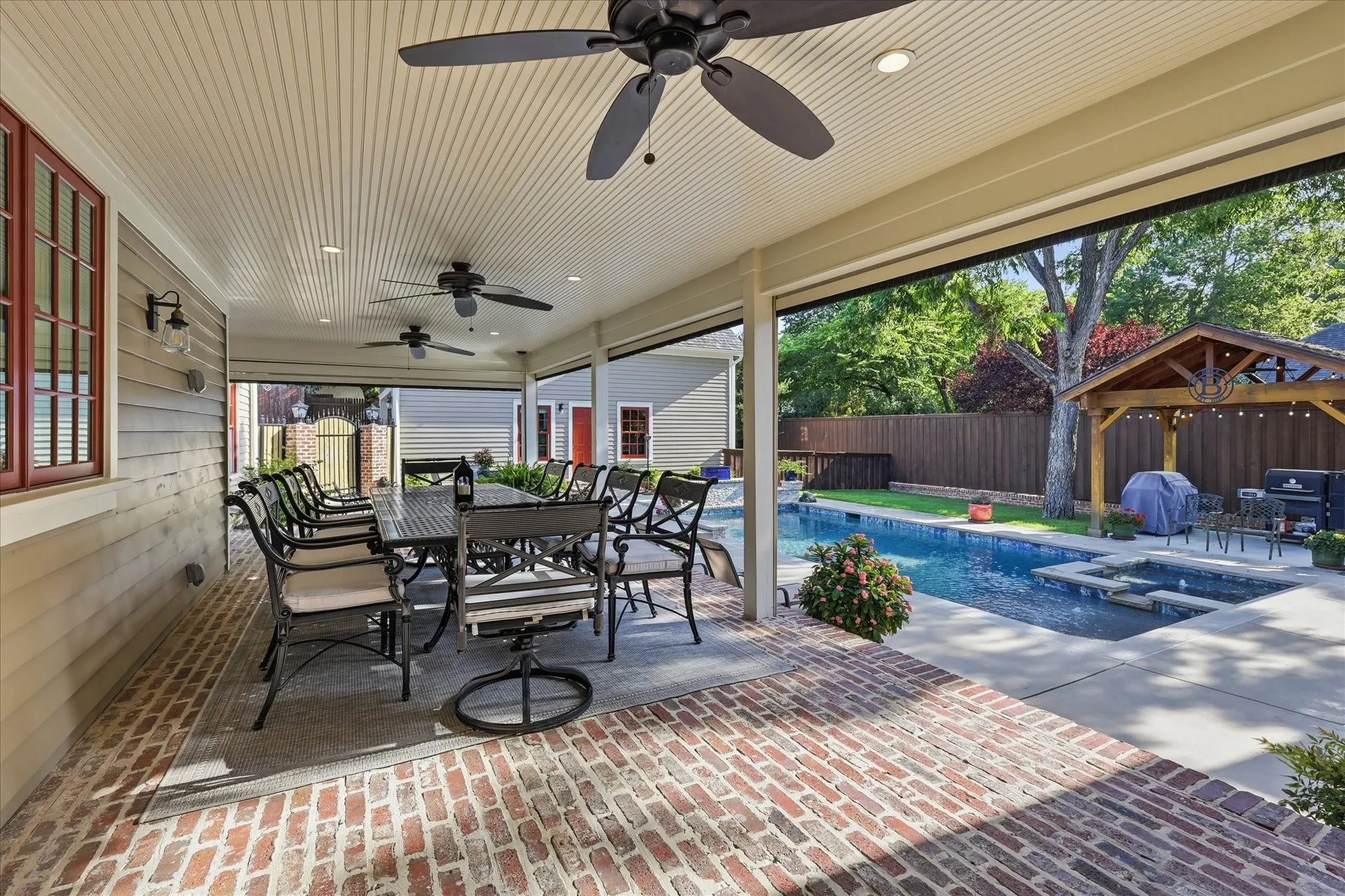 Single Family Residence For Sale in Tarrant County , 426 E Texas Street, Grapevine, Texas 76051, 3 Bedroom, 4 Bathroom, 4 Garage spaces, 2,790 Sqft, built in 1947, mls#21314096, Real Estate Agent in Grapevine, Homes For Sale in Tarrant county, Homes For Sale in Grapevine, Realtor in Grapevine Texas, Real Estate Brokerage Independent Realty Texas, Luminita Cordes Realtor