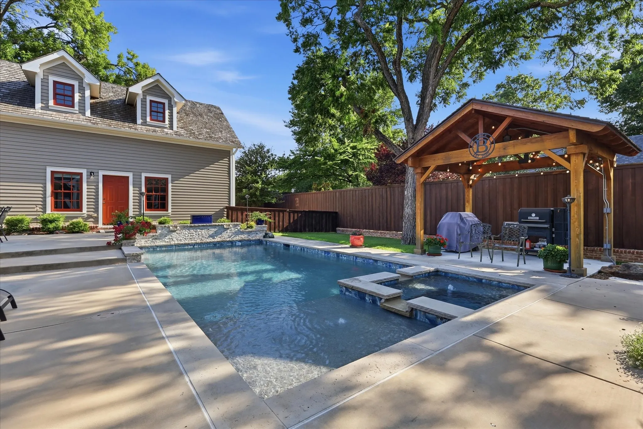Single Family Residence For Sale in Tarrant County , 426 E Texas Street, Grapevine, Texas 76051, 3 Bedroom, 4 Bathroom, 4 Garage spaces, 2,790 Sqft, built in 1947, mls#21314096, Real Estate Agent in Grapevine, Homes For Sale in Tarrant county, Homes For Sale in Grapevine, Realtor in Grapevine Texas, Real Estate Brokerage Independent Realty Texas, Luminita Cordes Realtor