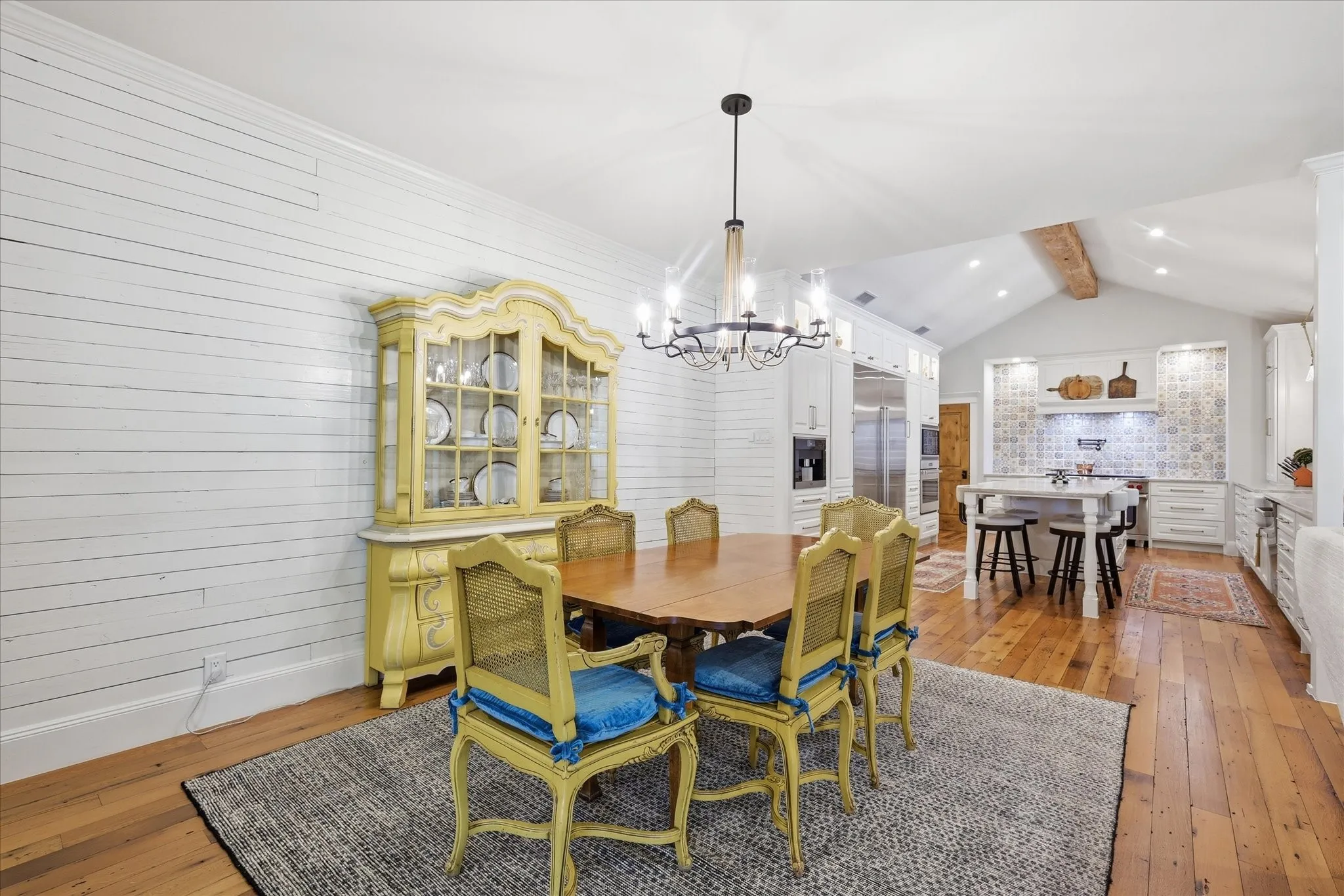 Single Family Residence For Sale in Tarrant County , 426 E Texas Street, Grapevine, Texas 76051, 3 Bedroom, 4 Bathroom, 4 Garage spaces, 2,790 Sqft, built in 1947, mls#21314096, Real Estate Agent in Grapevine, Homes For Sale in Tarrant county, Homes For Sale in Grapevine, Realtor in Grapevine Texas, Real Estate Brokerage Independent Realty Texas, Luminita Cordes Realtor