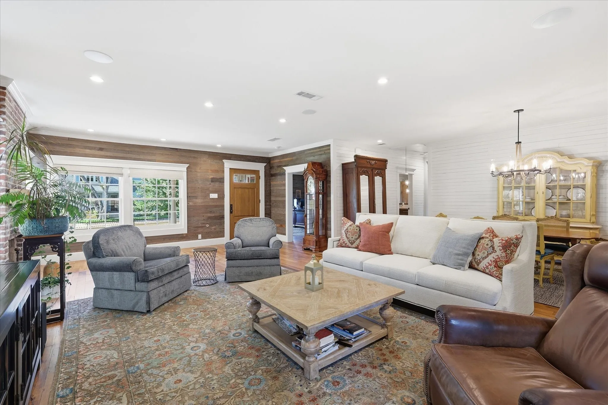 Single Family Residence For Sale in Tarrant County , 426 E Texas Street, Grapevine, Texas 76051, 3 Bedroom, 4 Bathroom, 4 Garage spaces, 2,790 Sqft, built in 1947, mls#21314096, Real Estate Agent in Grapevine, Homes For Sale in Tarrant county, Homes For Sale in Grapevine, Realtor in Grapevine Texas, Real Estate Brokerage Independent Realty Texas, Luminita Cordes Realtor
