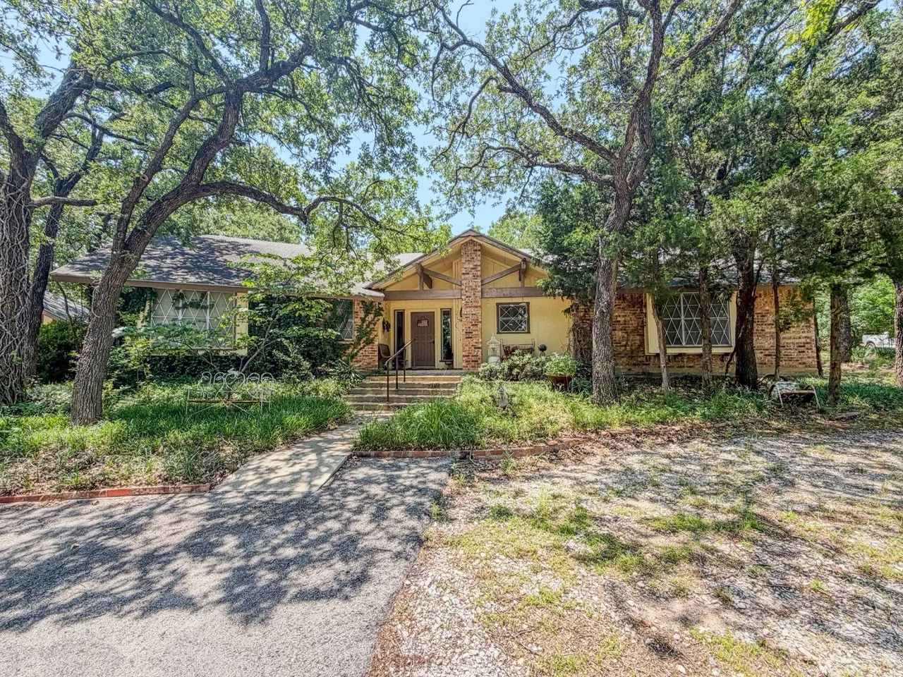 Single Family Residence For Sale in Wise County , 1411 N Business 287, Decatur, Texas 76234, 3 Bedroom, 2 Bathroom, Garage spaces, 2,070 Sqft, built in 1976, mls#21312550, Real Estate Agent in Decatur, Homes For Sale in Wise county, Homes For Sale in Decatur, Realtor in Decatur Texas, Real Estate Brokerage Independent Realty Texas, Luminita Cordes Realtor
