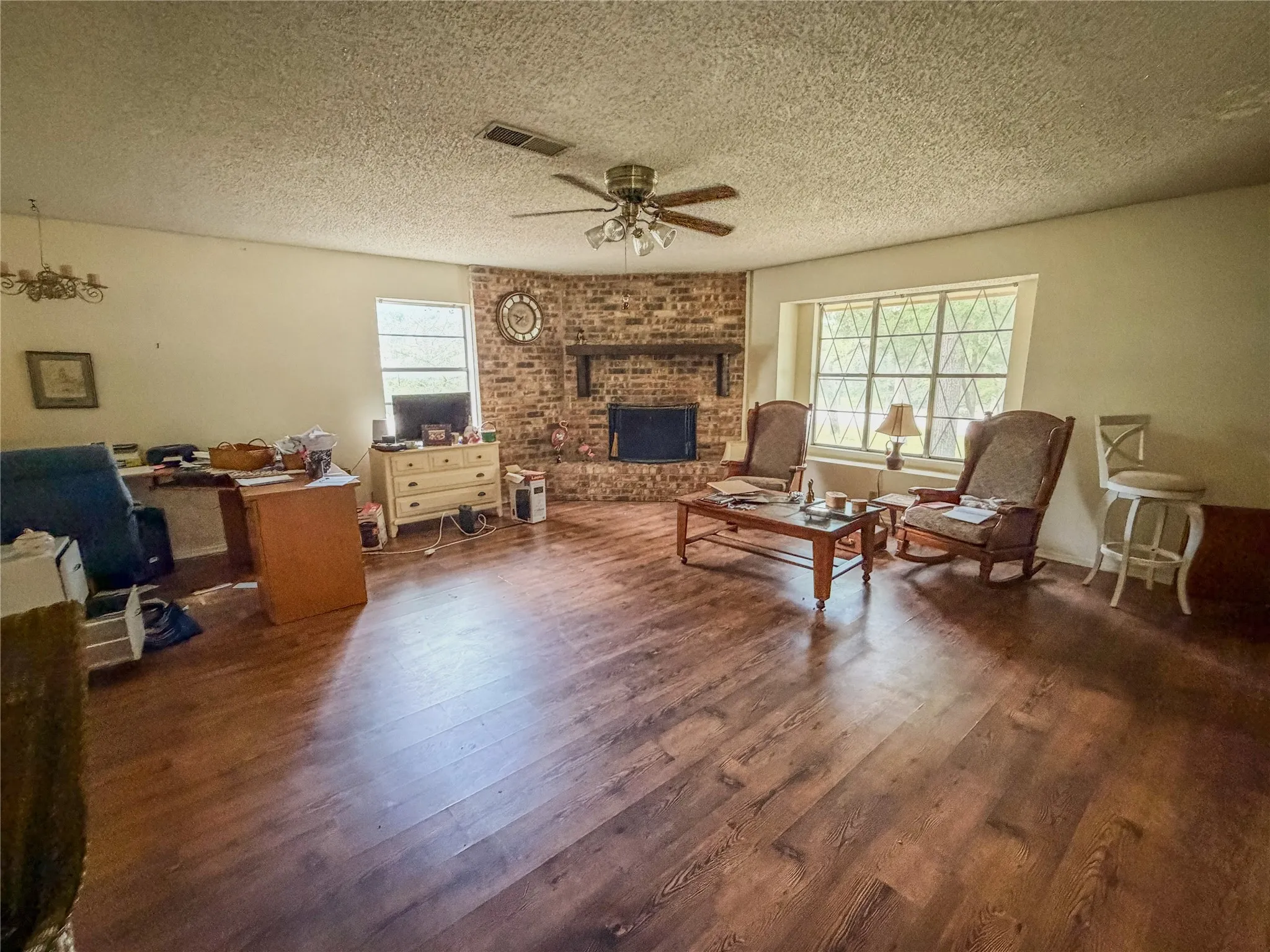 Single Family Residence For Sale in Wise County , 1411 N Business 287, Decatur, Texas 76234, 3 Bedroom, 2 Bathroom, Garage spaces, 2,070 Sqft, built in 1976, mls#21312550, Real Estate Agent in Decatur, Homes For Sale in Wise county, Homes For Sale in Decatur, Realtor in Decatur Texas, Real Estate Brokerage Independent Realty Texas, Luminita Cordes Realtor