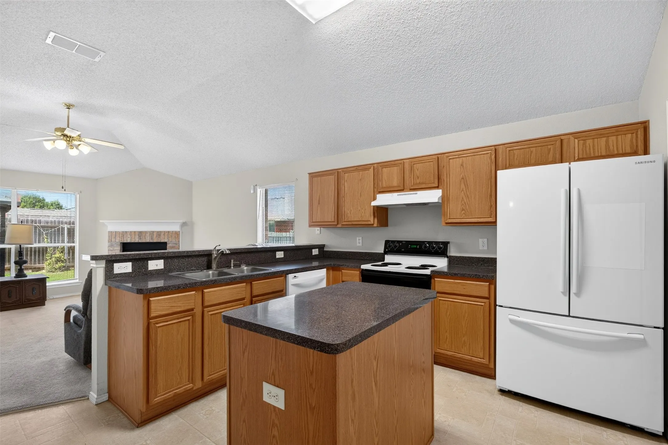 Single Family Residence For Sale in Tarrant County , 10208 Dallam Lane, Fort Worth, Texas 76108, 4 Bedroom, 2 Bathroom, 2 Garage spaces, 1,890 Sqft, built in 2003, mls#21312159, Real Estate Agent in Fort Worth, Homes For Sale in Tarrant county, Homes For Sale in Fort Worth, Realtor in Fort Worth Texas, Real Estate Brokerage Independent Realty Texas, Luminita Cordes Realtor