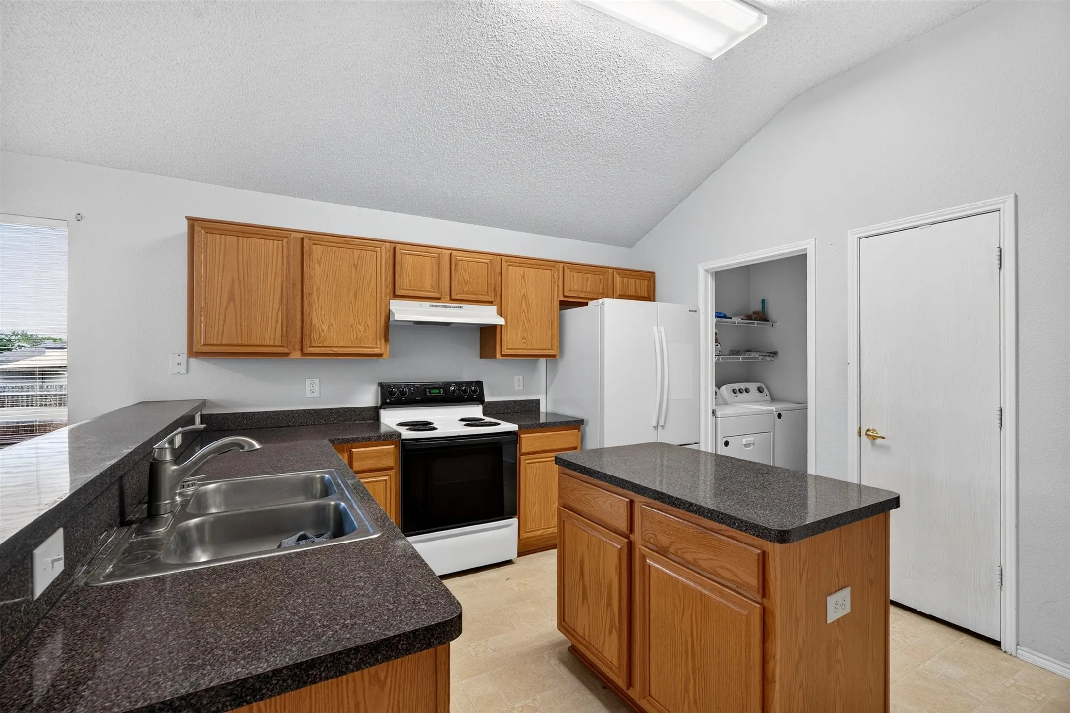 Single Family Residence For Sale in Tarrant County , 10208 Dallam Lane, Fort Worth, Texas 76108, 4 Bedroom, 2 Bathroom, 2 Garage spaces, 1,890 Sqft, built in 2003, mls#21312159, Real Estate Agent in Fort Worth, Homes For Sale in Tarrant county, Homes For Sale in Fort Worth, Realtor in Fort Worth Texas, Real Estate Brokerage Independent Realty Texas, Luminita Cordes Realtor