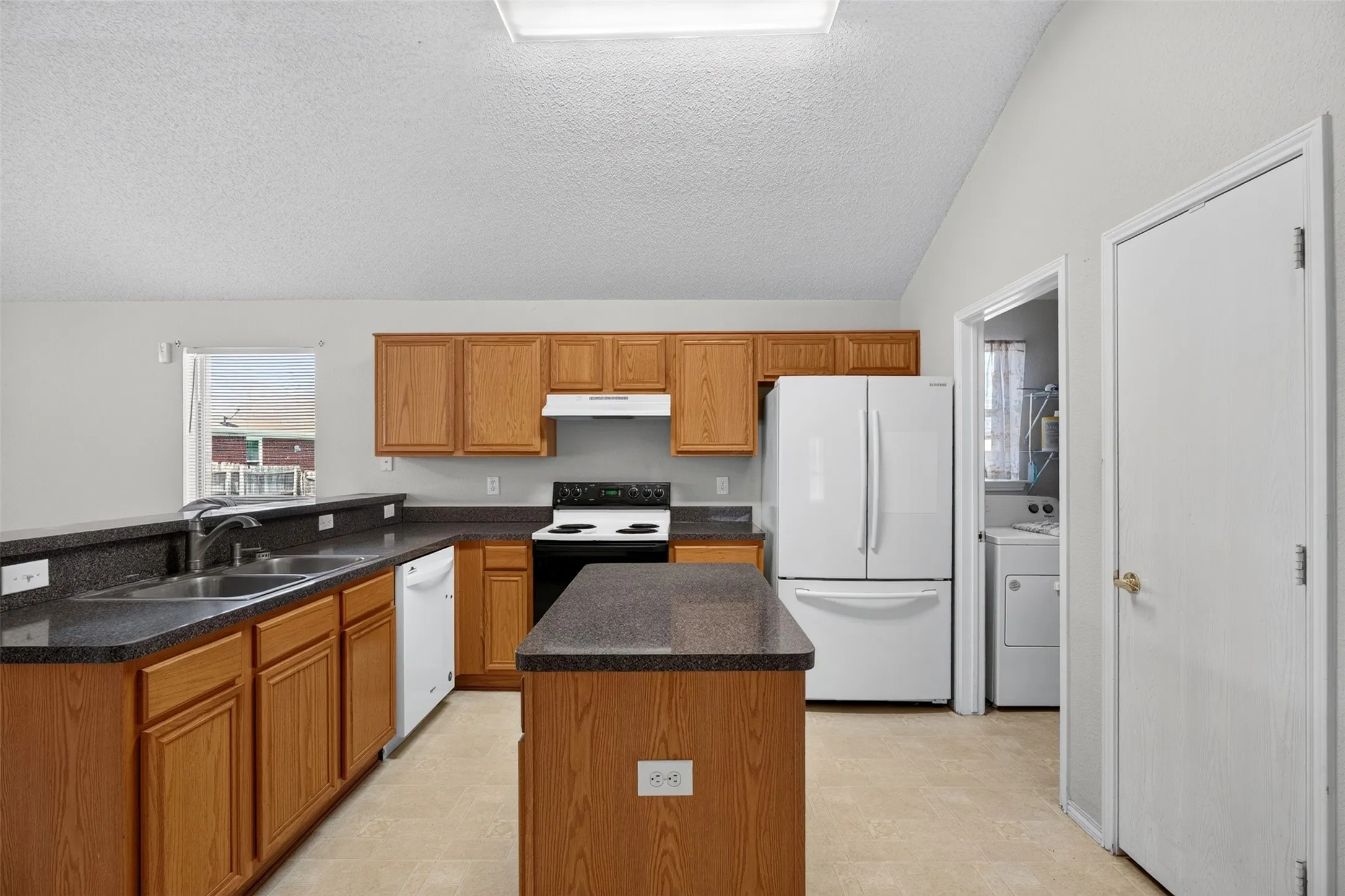 Single Family Residence For Sale in Tarrant County , 10208 Dallam Lane, Fort Worth, Texas 76108, 4 Bedroom, 2 Bathroom, 2 Garage spaces, 1,890 Sqft, built in 2003, mls#21312159, Real Estate Agent in Fort Worth, Homes For Sale in Tarrant county, Homes For Sale in Fort Worth, Realtor in Fort Worth Texas, Real Estate Brokerage Independent Realty Texas, Luminita Cordes Realtor