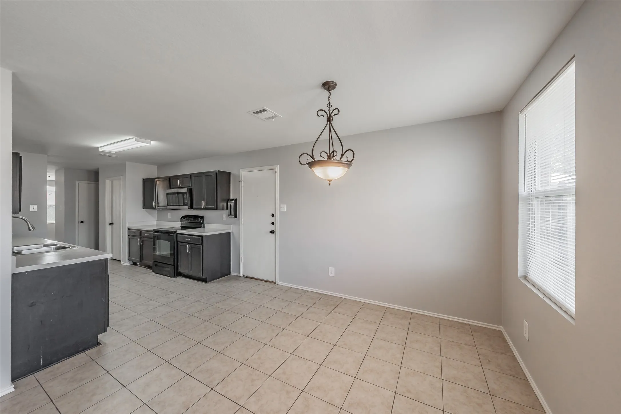 Single Family Residence For Sale in Dallas County , 3015 Goldenrod Drive, Lancaster, Texas 75134, 3 Bedroom, 2 Bathroom, 2 Garage spaces, 1,974 Sqft, built in 2006, mls#21314613, Real Estate Agent in Lancaster, Homes For Sale in Dallas county, Homes For Sale in Lancaster, Realtor in Lancaster Texas, Real Estate Brokerage Independent Realty Texas, Luminita Cordes Realtor