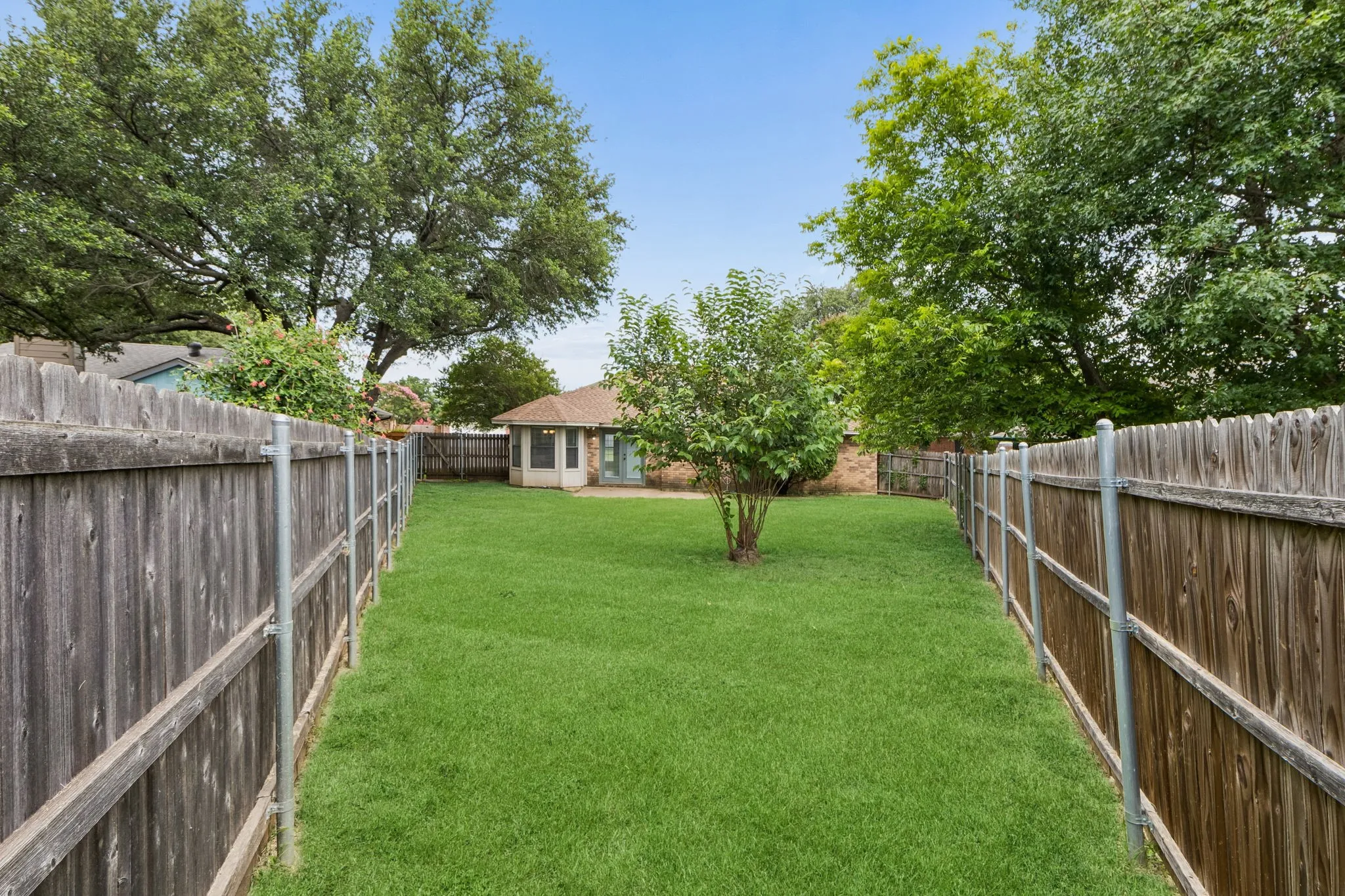 Single Family Residence For Sale in Tarrant County , 6308 Hunters Glen Drive, Watauga, Texas 76148, 3 Bedroom, 2 Bathroom, 2 Garage spaces, 1,174 Sqft, built in 1986, mls#21314634, Real Estate Agent in Watauga, Homes For Sale in Tarrant county, Homes For Sale in Watauga, Realtor in Watauga Texas, Real Estate Brokerage Independent Realty Texas, Luminita Cordes Realtor