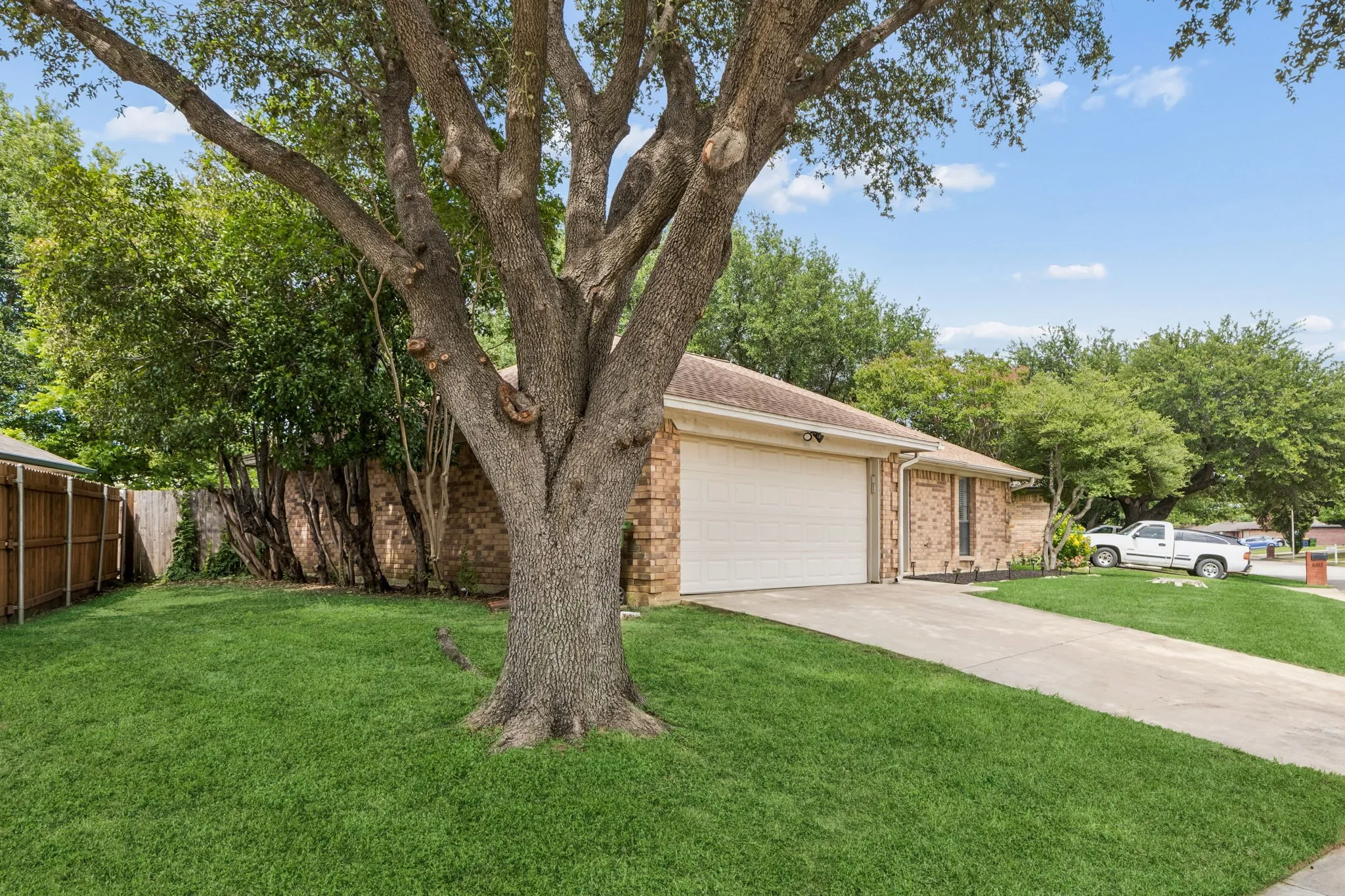 Single Family Residence For Sale in Tarrant County , 6308 Hunters Glen Drive, Watauga, Texas 76148, 3 Bedroom, 2 Bathroom, 2 Garage spaces, 1,174 Sqft, built in 1986, mls#21314634, Real Estate Agent in Watauga, Homes For Sale in Tarrant county, Homes For Sale in Watauga, Realtor in Watauga Texas, Real Estate Brokerage Independent Realty Texas, Luminita Cordes Realtor