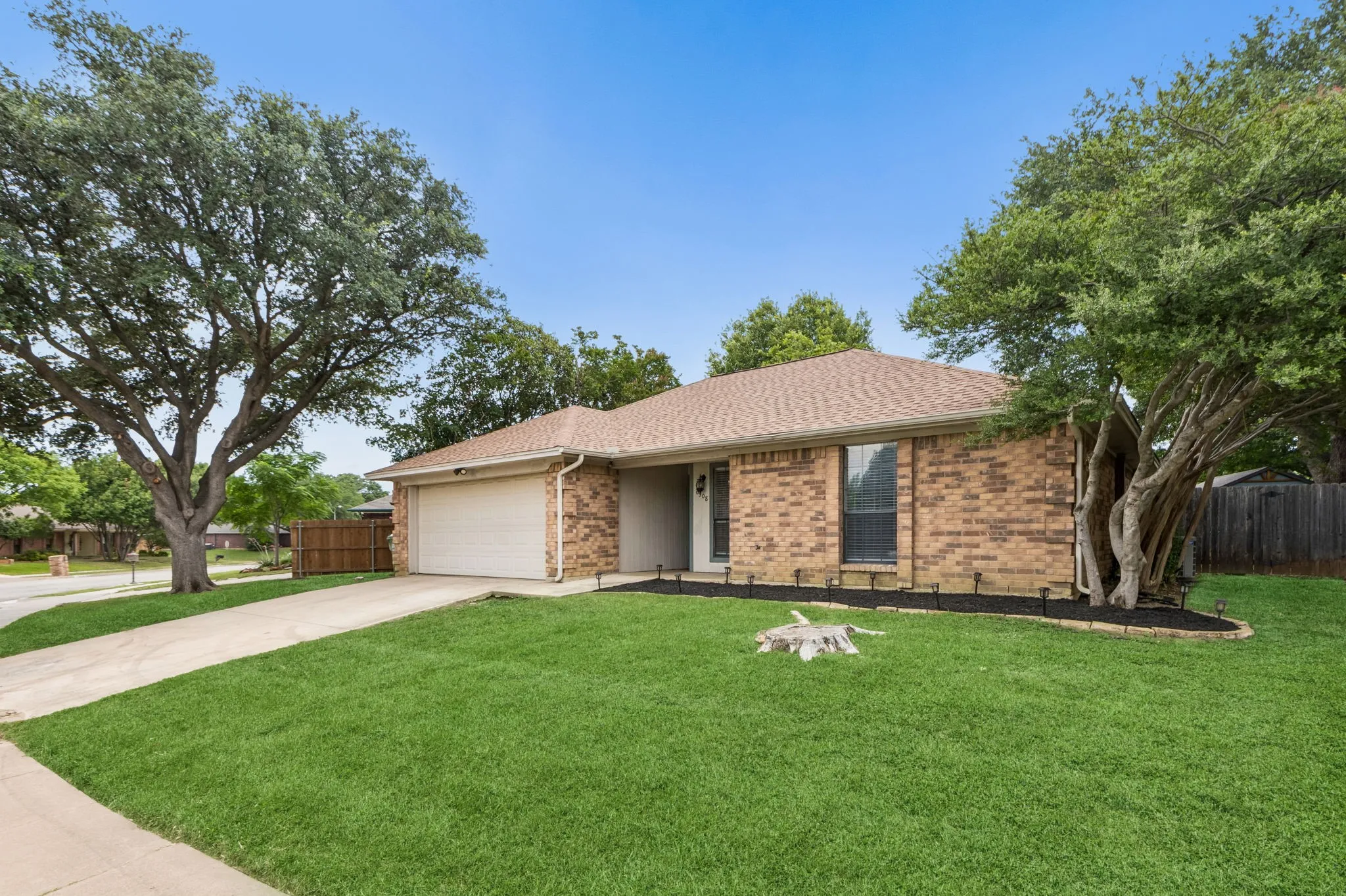 Single Family Residence For Sale in Tarrant County , 6308 Hunters Glen Drive, Watauga, Texas 76148, 3 Bedroom, 2 Bathroom, 2 Garage spaces, 1,174 Sqft, built in 1986, mls#21314634, Real Estate Agent in Watauga, Homes For Sale in Tarrant county, Homes For Sale in Watauga, Realtor in Watauga Texas, Real Estate Brokerage Independent Realty Texas, Luminita Cordes Realtor