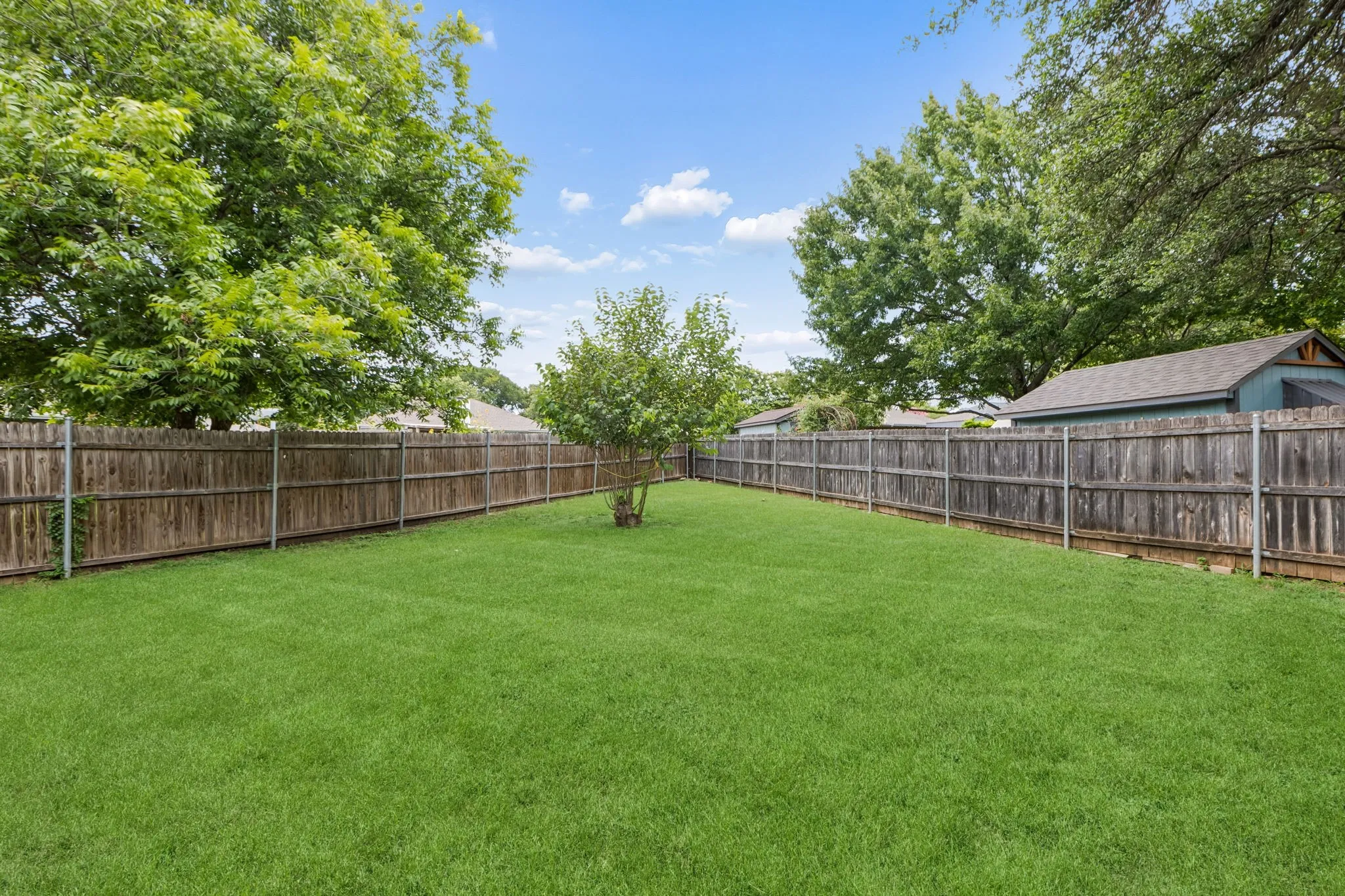 Single Family Residence For Sale in Tarrant County , 6308 Hunters Glen Drive, Watauga, Texas 76148, 3 Bedroom, 2 Bathroom, 2 Garage spaces, 1,174 Sqft, built in 1986, mls#21314634, Real Estate Agent in Watauga, Homes For Sale in Tarrant county, Homes For Sale in Watauga, Realtor in Watauga Texas, Real Estate Brokerage Independent Realty Texas, Luminita Cordes Realtor