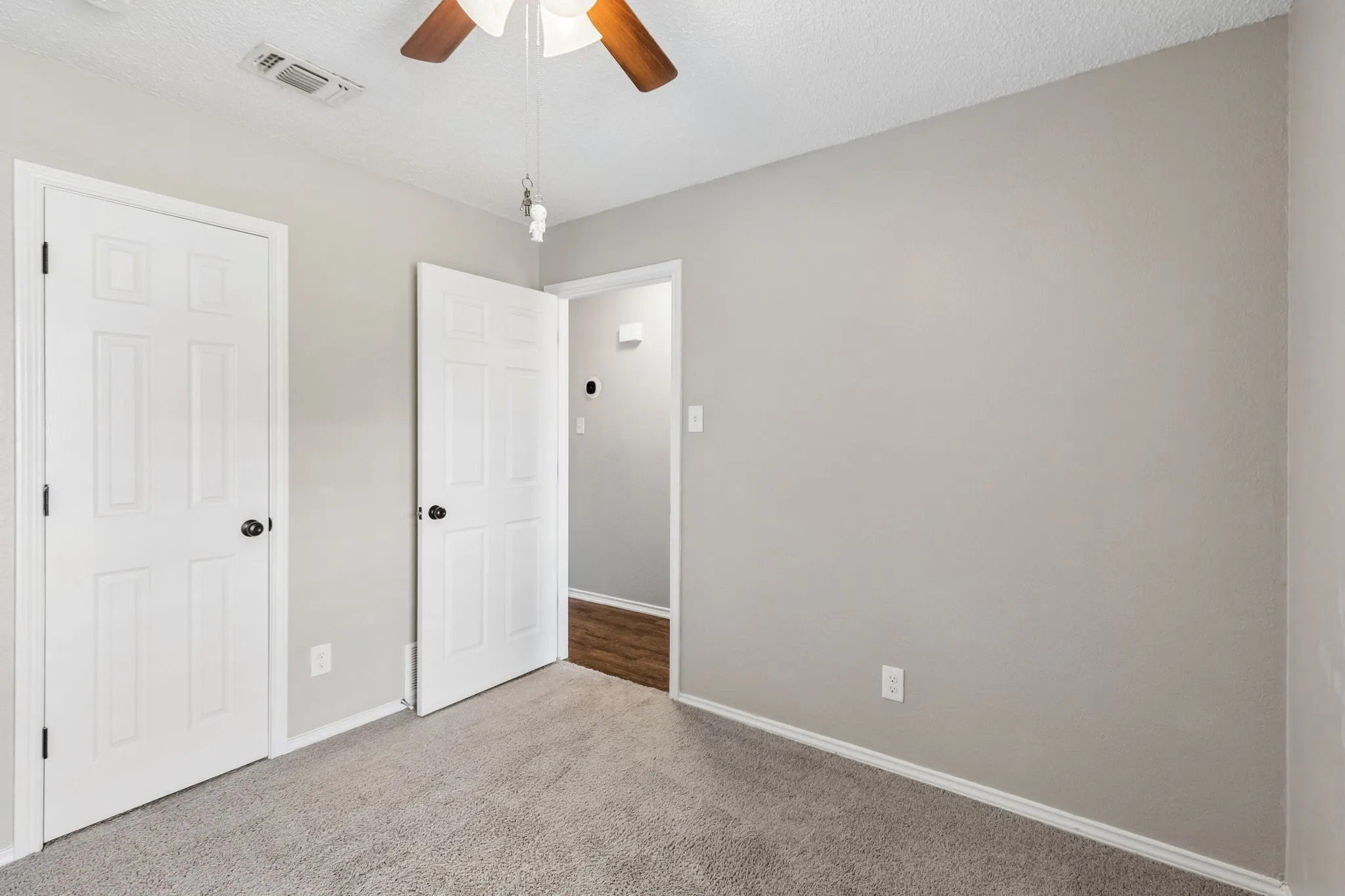 Single Family Residence For Sale in Tarrant County , 6308 Hunters Glen Drive, Watauga, Texas 76148, 3 Bedroom, 2 Bathroom, 2 Garage spaces, 1,174 Sqft, built in 1986, mls#21314634, Real Estate Agent in Watauga, Homes For Sale in Tarrant county, Homes For Sale in Watauga, Realtor in Watauga Texas, Real Estate Brokerage Independent Realty Texas, Luminita Cordes Realtor