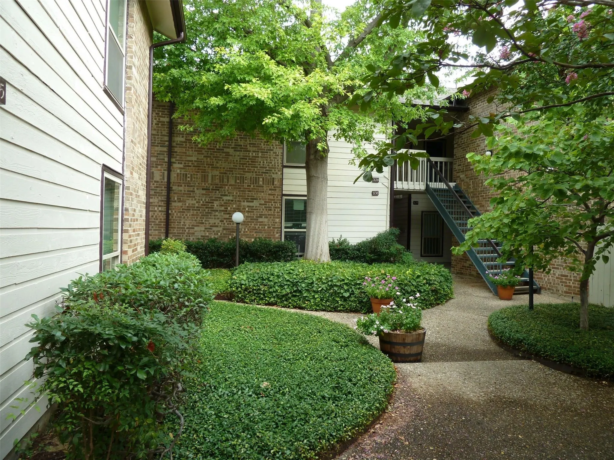 Condominium For Rent in Dallas County , 7107 Holly Hill Drive 104, Dallas, Texas 75231, 1 Bedroom, 1 Bathroom, Garage spaces, 865 Sqft, built in 1978, Price $1,250, mls#21314653, Real Estate Agent in Dallas, Homes For Rent in Dallas county, Homes For Rent in Dallas, Realtor in Dallas Texas, Real Estate Brokerage Independent Realty Texas, Luminita Cordes Realtor