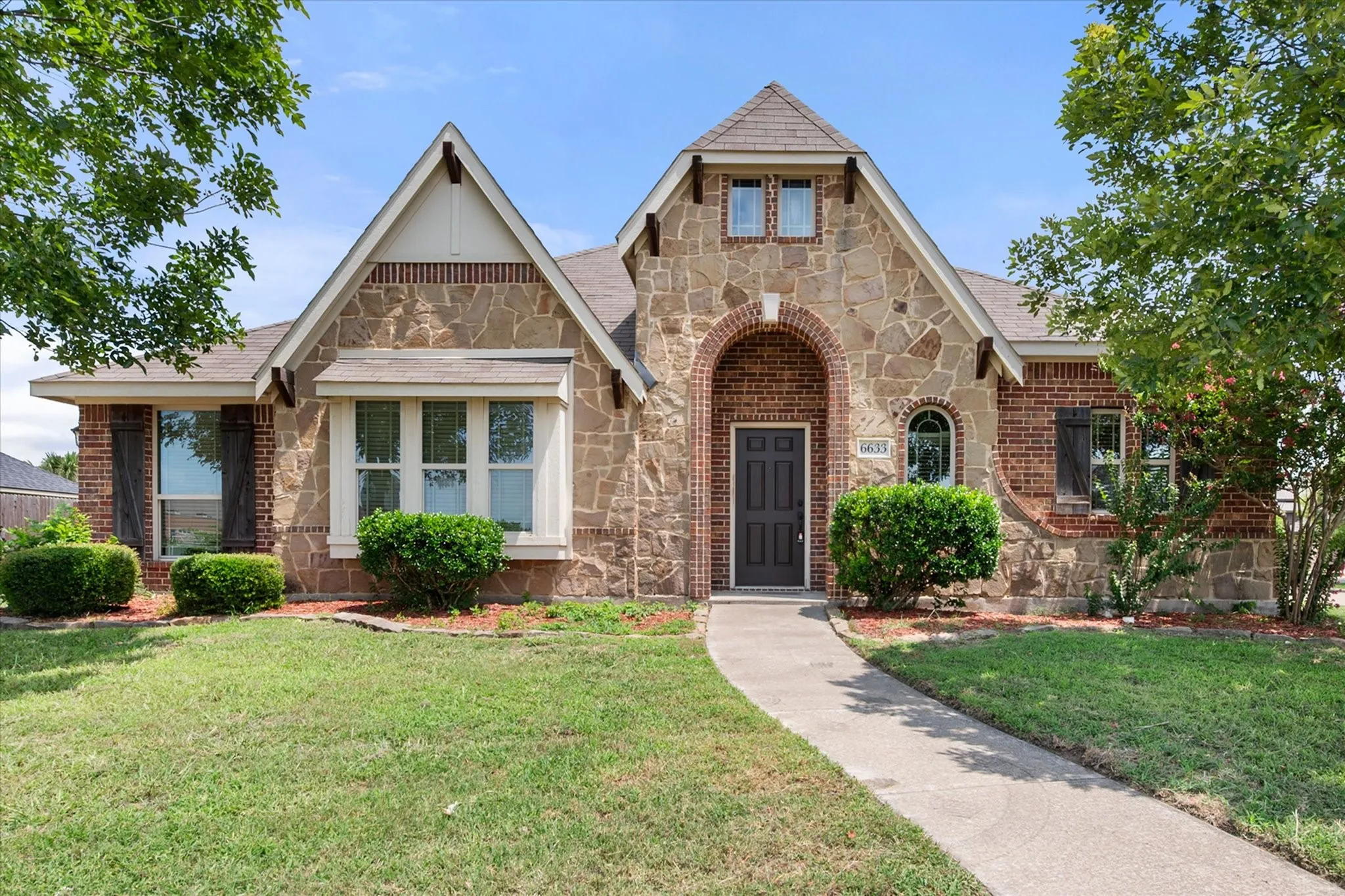 Single Family Residence For Sale in Ellis County , 6633 Meadow Glen Drive, Midlothian, Texas 76065, 4 Bedroom, 3 Bathroom, 2 Garage spaces, 2,769 Sqft, built in 2013, mls#21314549, Real Estate Agent in Midlothian, Homes For Sale in Ellis county, Homes For Sale in Midlothian, Realtor in Midlothian Texas, Real Estate Brokerage Independent Realty Texas, Luminita Cordes Realtor